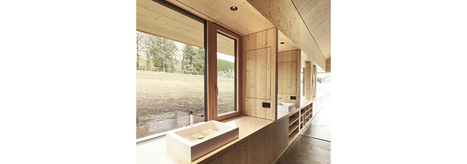 Que ce soit pour cuisiner, pour passer un moment convivial ou dans la salle de bains: de partout dans la maison, on a une vue illimitée sur le jardin.