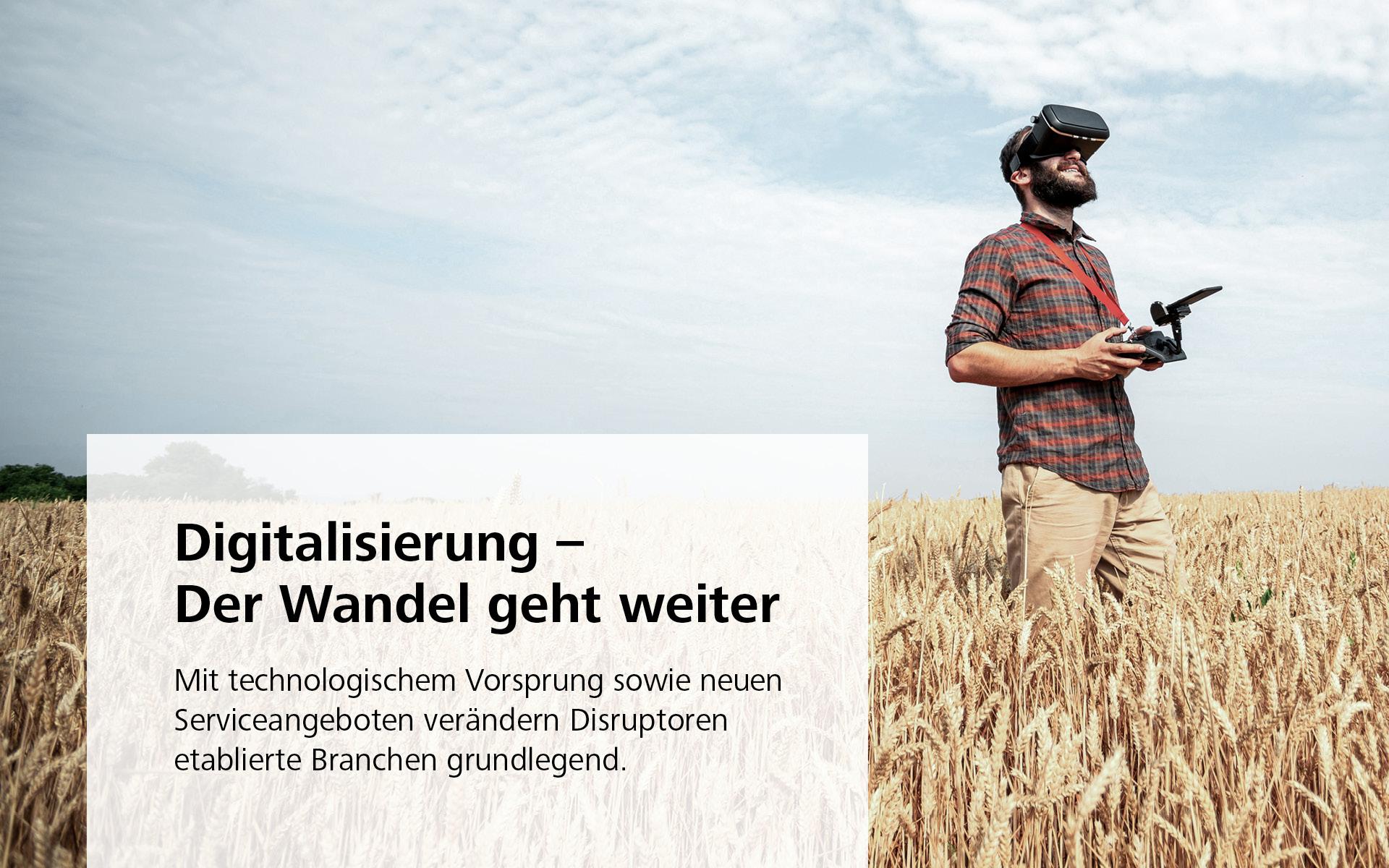 Mann auf Feld mit VR-Brille