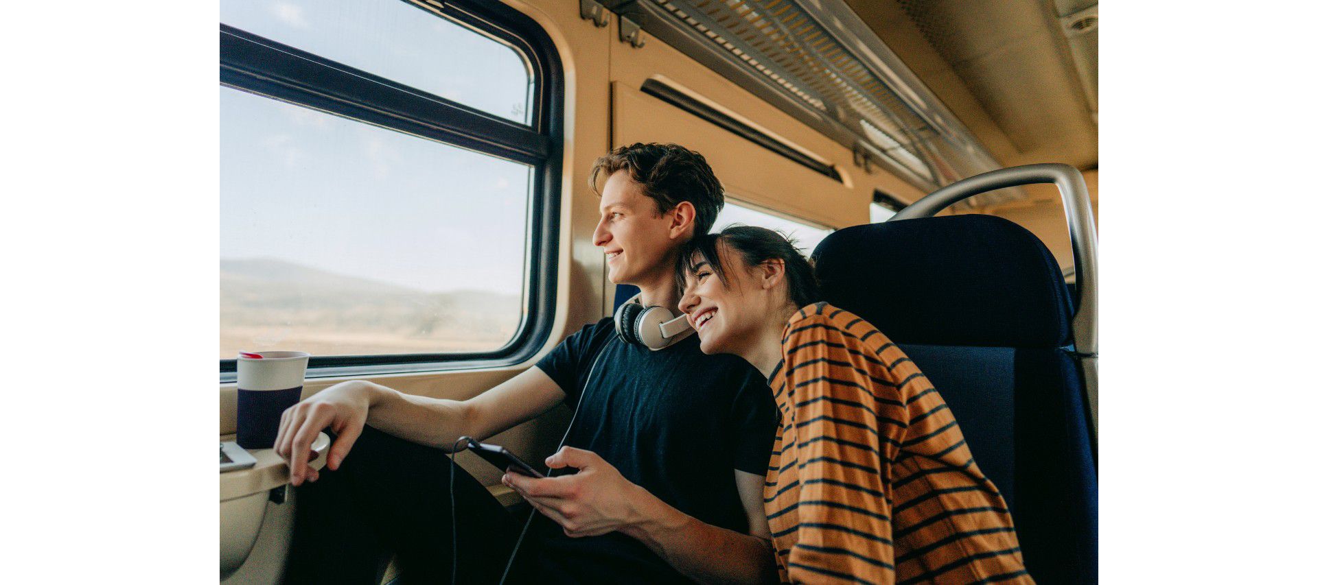 Jeune couple dans le train