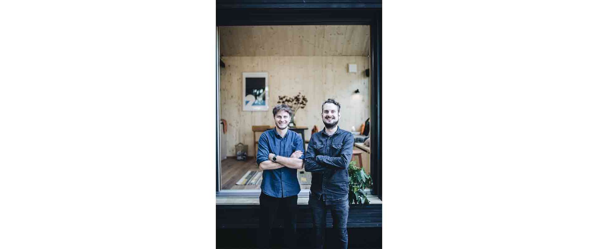 Simon Becker (à droite) et Andreas Rauch (à gauche) sont les deux esprits créatifs à l’origine du projet «Cabin One – Minimal Haus».