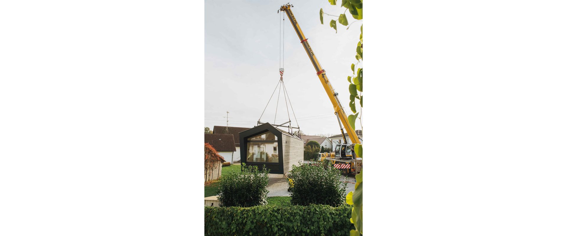 Une fois que la Cabin One est assemblée dans la manufacture de l’Allgäu, elle peut être transportée sans trop d’efforts.... et comme par magie, la maison est déjà sur son lieu de destination.