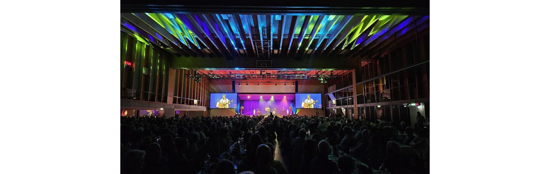 Der Singer- und Songwriter Emanuel Reiter verzauberte mit seiner Band das Publikum.
