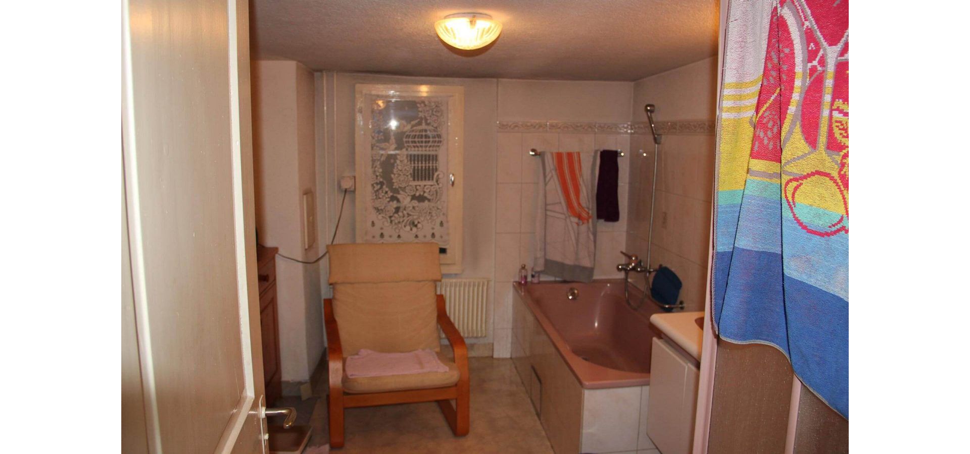 Il bagno che prima era separato e con poca luce si trova ora annesso alla camera da letto, nel medesimo ampio locale aperto.
