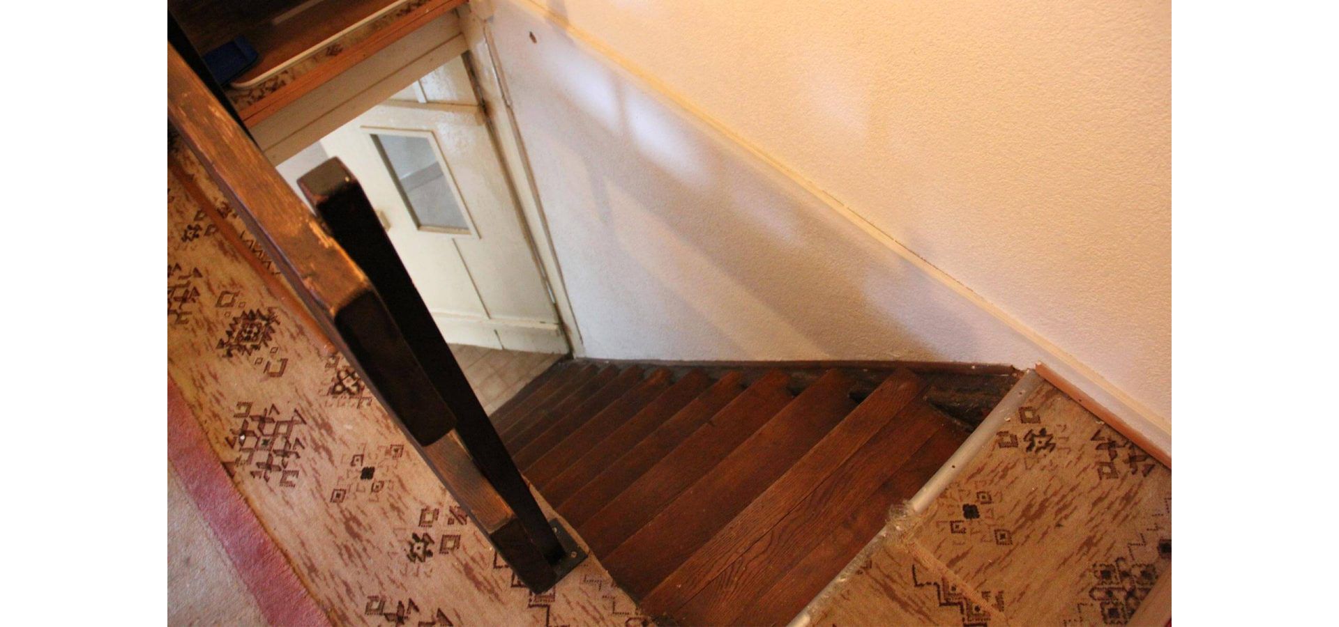 Dai vani scala chiusi è stata creata una moderna separazione dei piani con elementi luminosi.