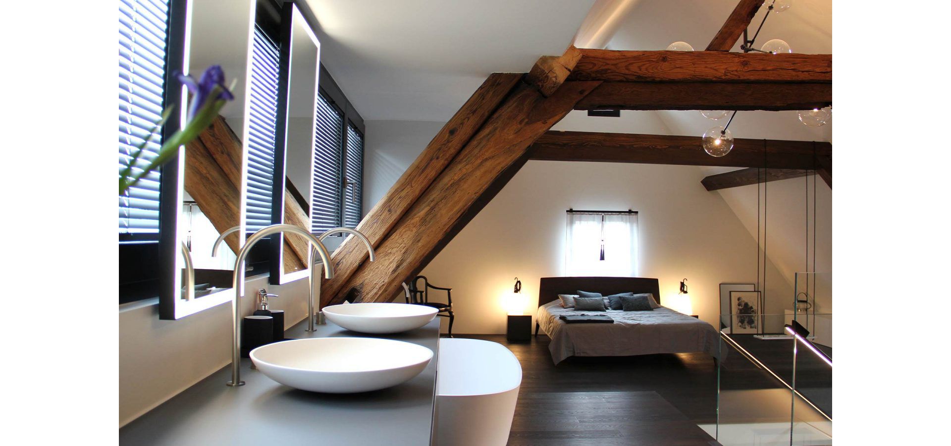 Il bagno che prima era separato e con poca luce si trova ora annesso alla camera da letto, nel medesimo ampio locale aperto.