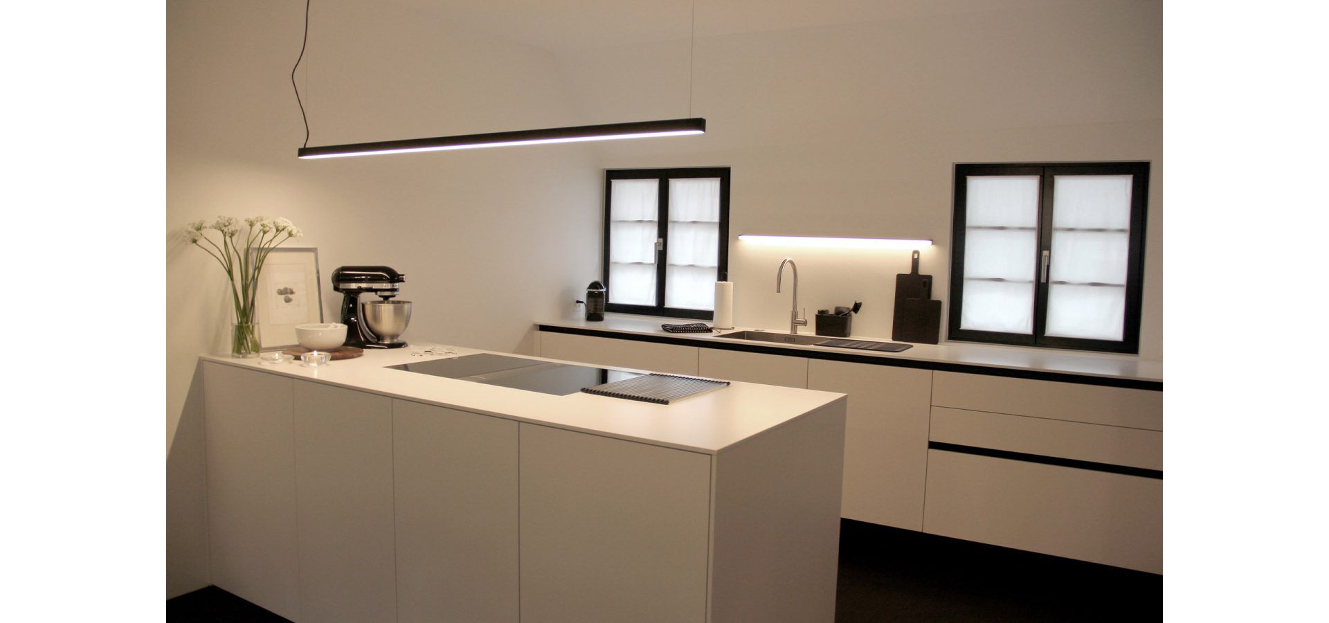 La cucina è moderna e semplice.