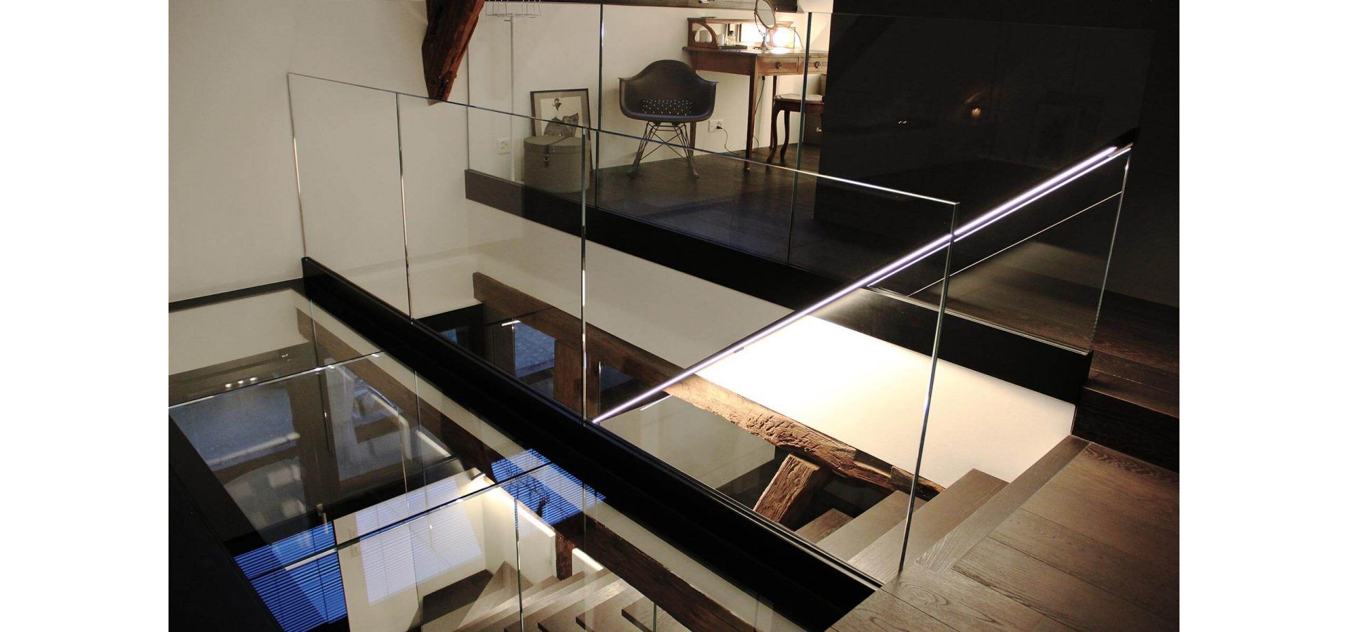 Dai vani scala chiusi è stata creata una moderna separazione dei piani con elementi luminosi.