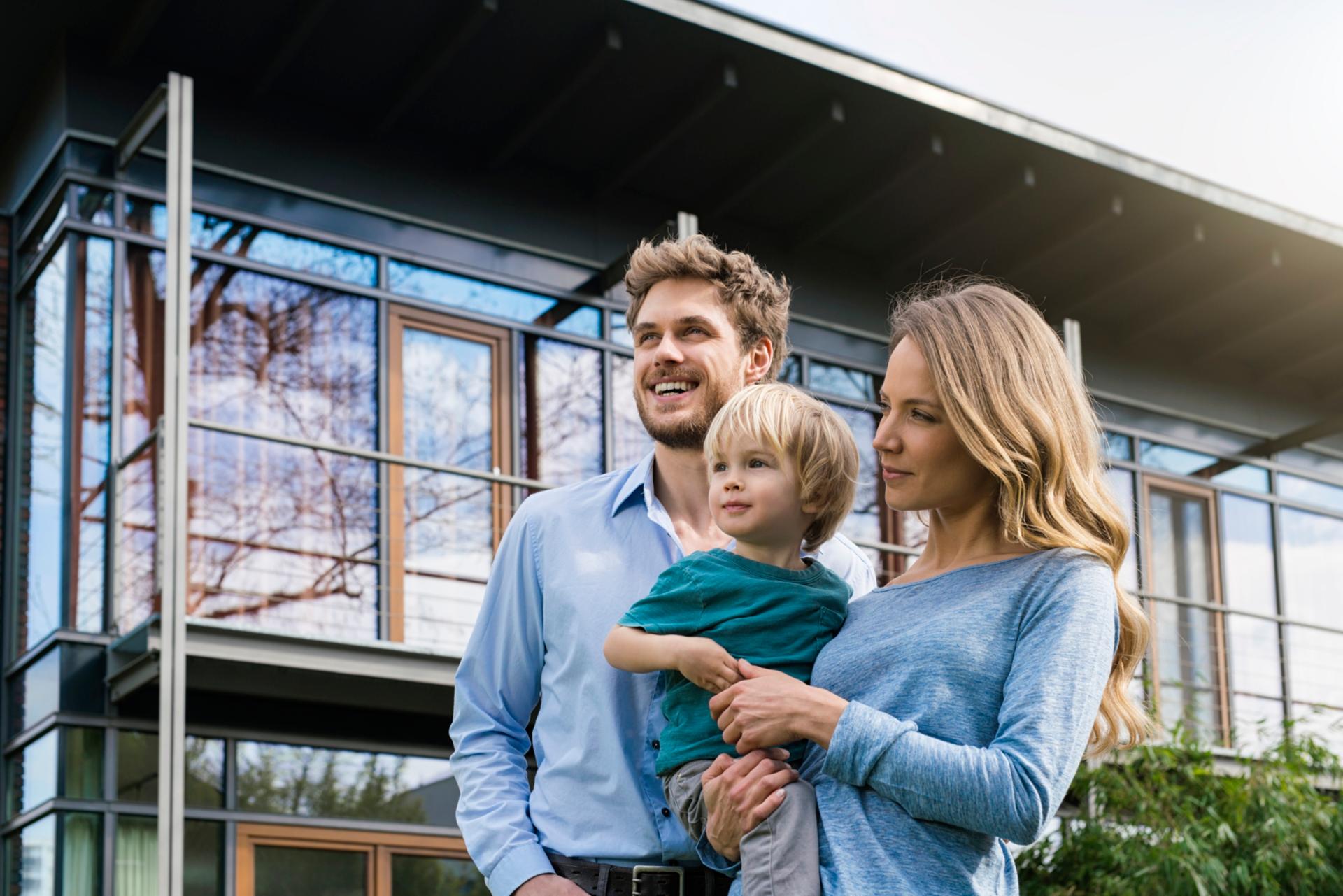 familie vor haus