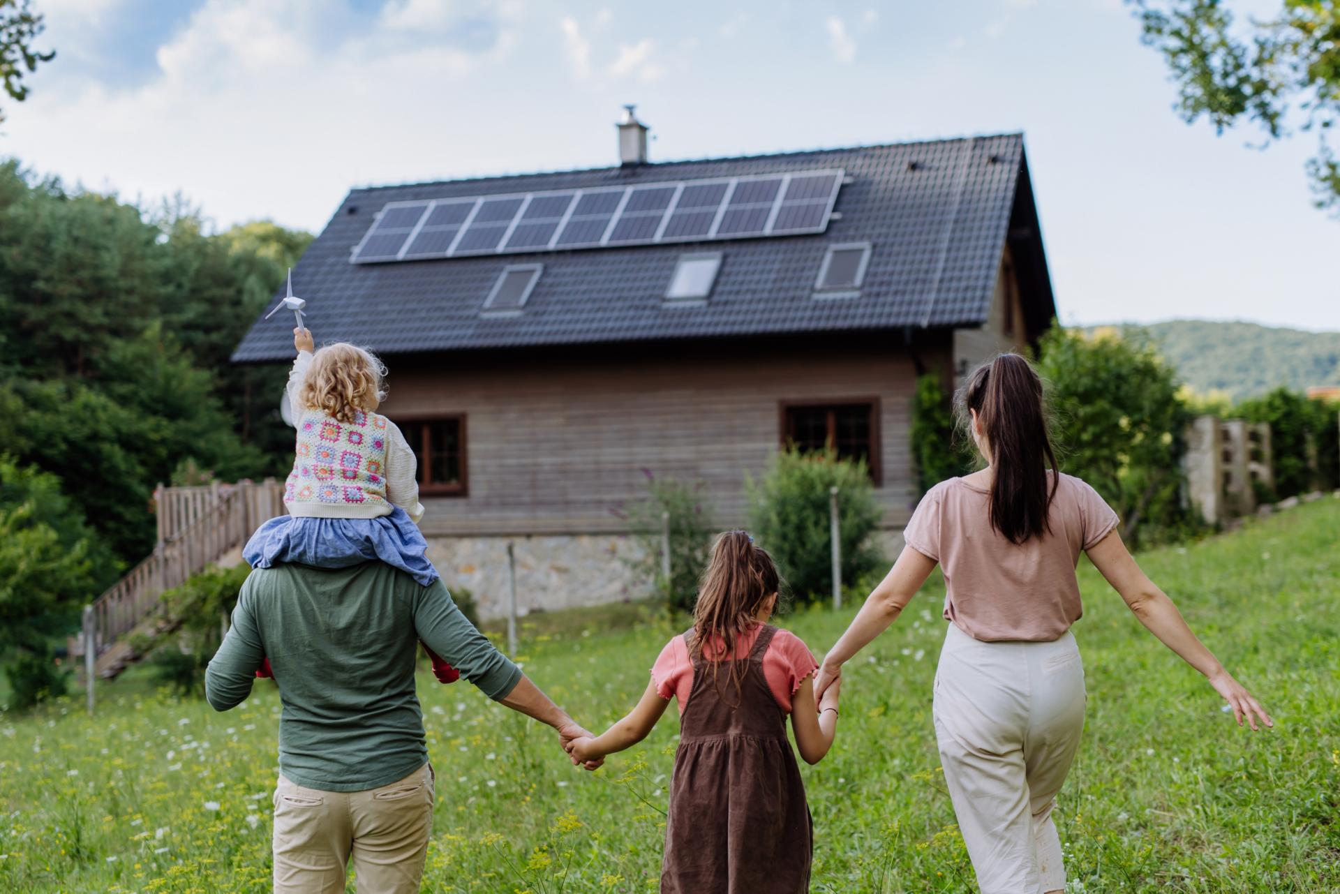 Familie vor Haus