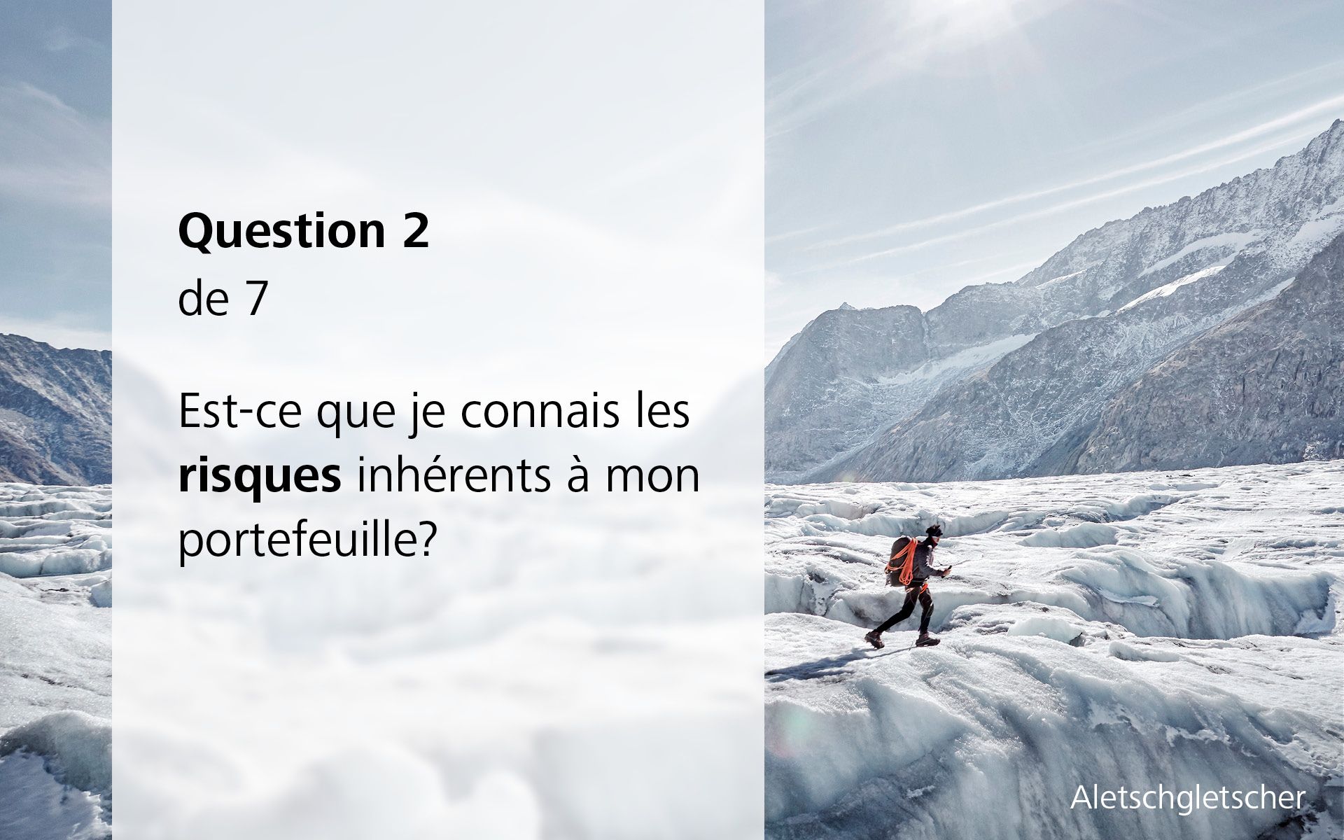 Un homme marche sur un glacier