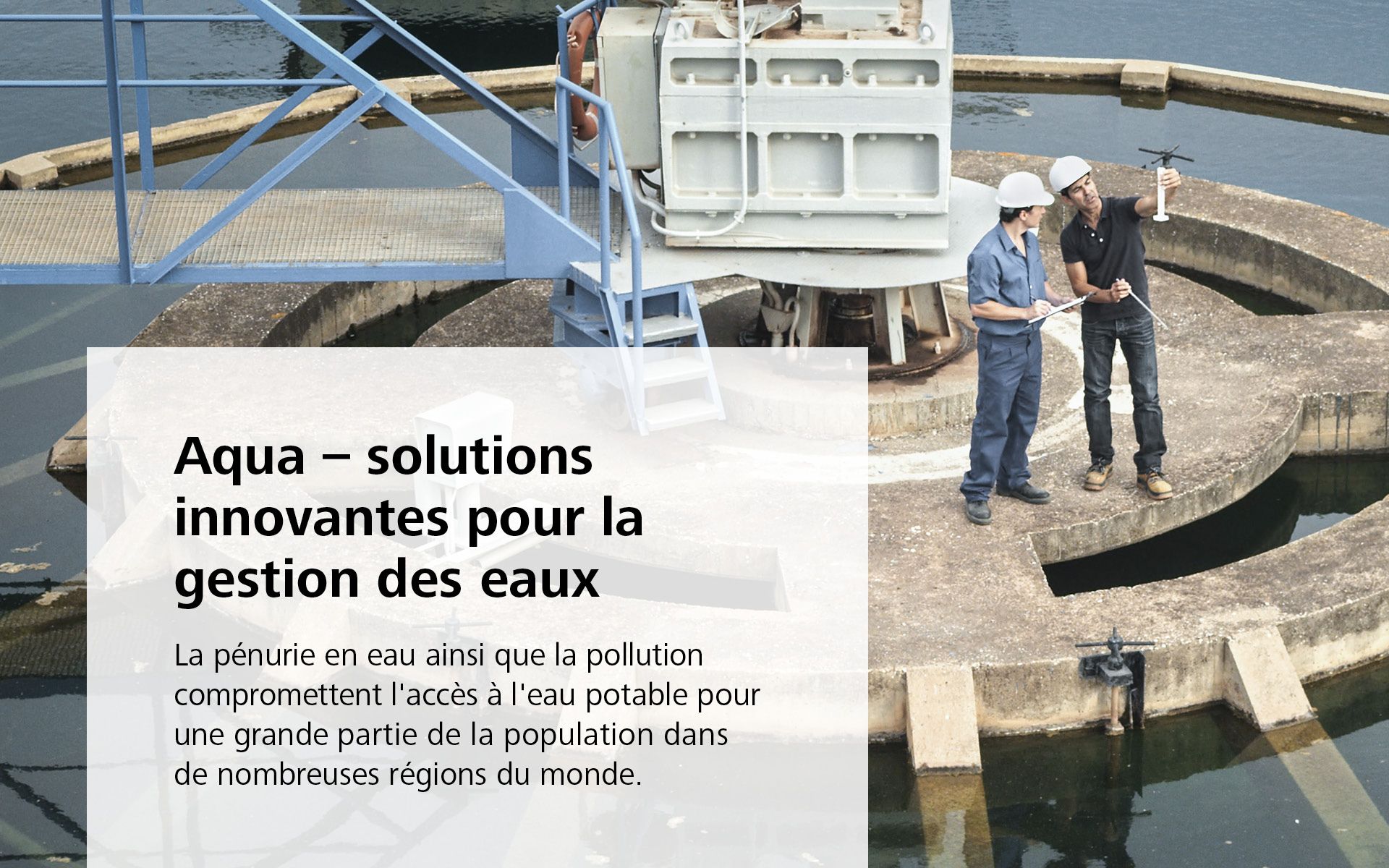 Deux hommes dans une usine de production d'eau