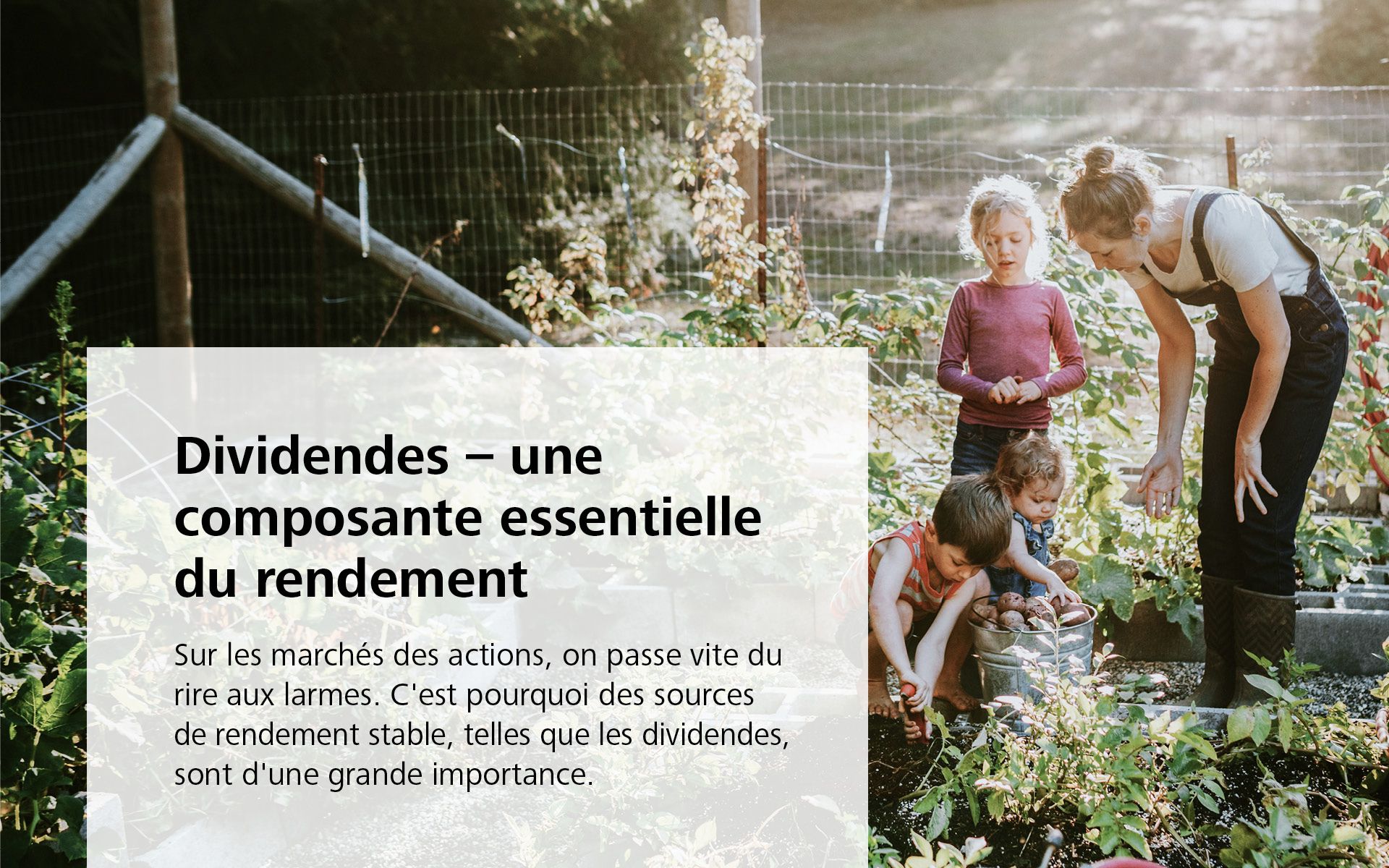 Femme et enfants dans le jardin