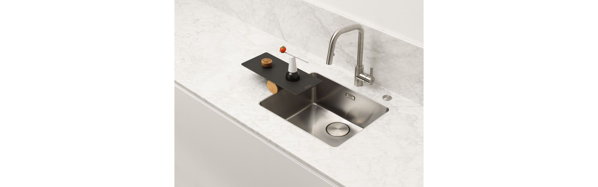 Con il bordo di appena 6 mm, il lavandino in acciaio inox «Mythos» si integra perfettamente in qualsiasi cucina. Lo scarico incassato con copertura a filo non potrebbe essere più discreto ed elegante ed è anche facile da pulire. Gli accessori dal design accattivante, scolapiatti o gocciolatoio mobile, sono poi la ciliegina sulla torta. Foto: Franke