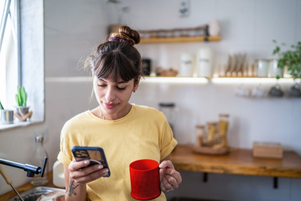 Frau mit Kaffeetasse