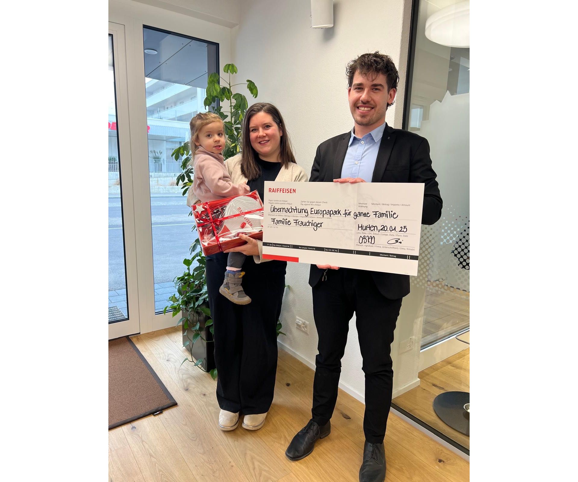 geschenkuebergabe-europapark