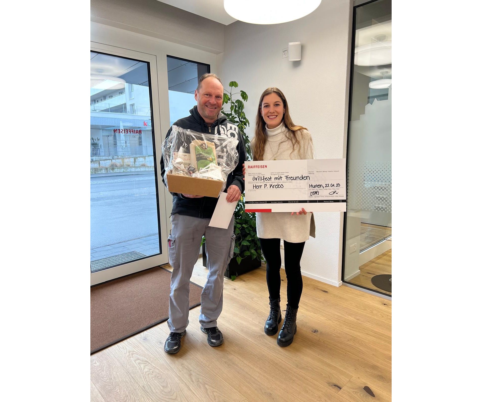 geschenkuebergabe-grillfest