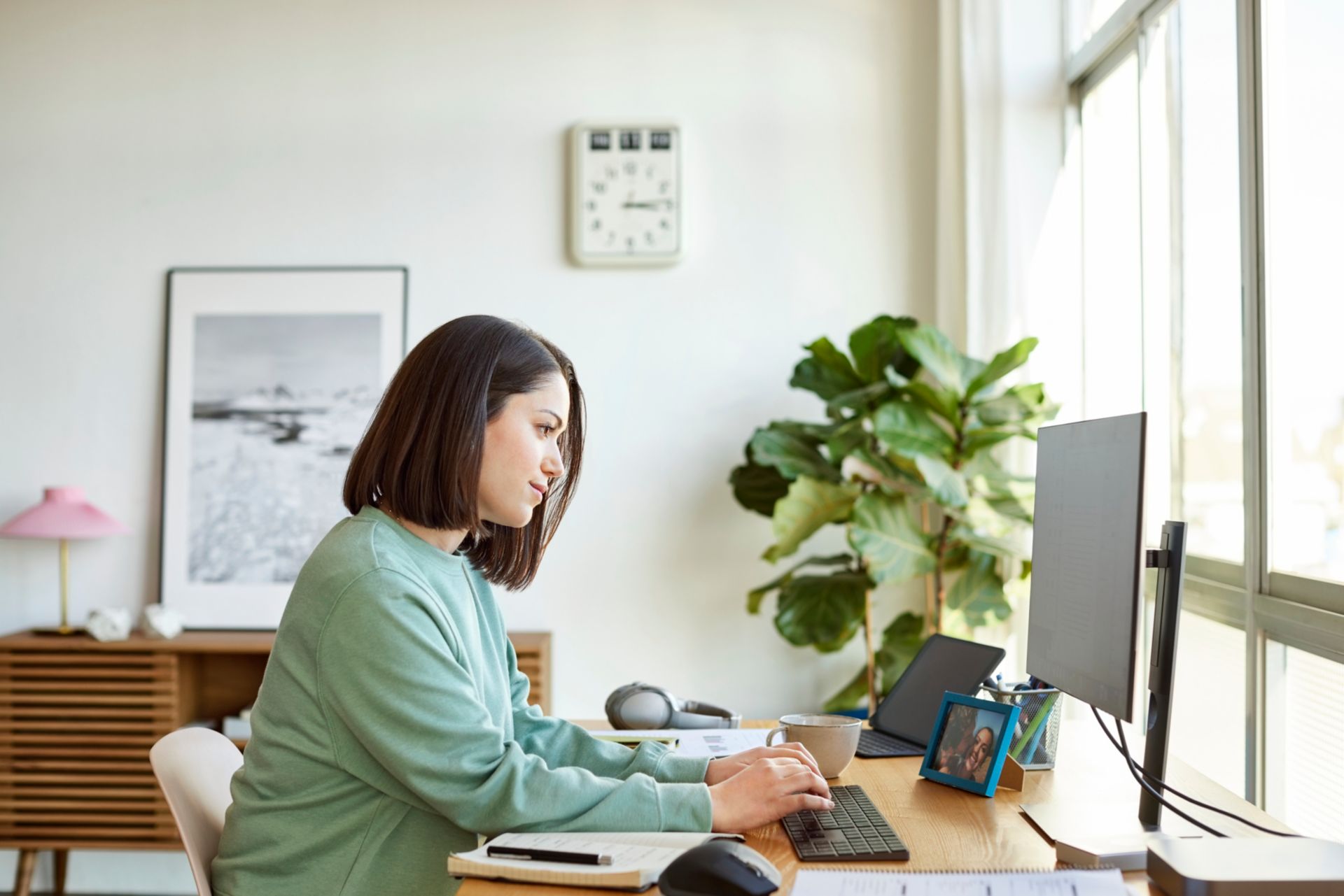 ein weisses Sparschwein und im Hintergrund 3 Jugendliche an einem Tisch in einem Klassenzimmer