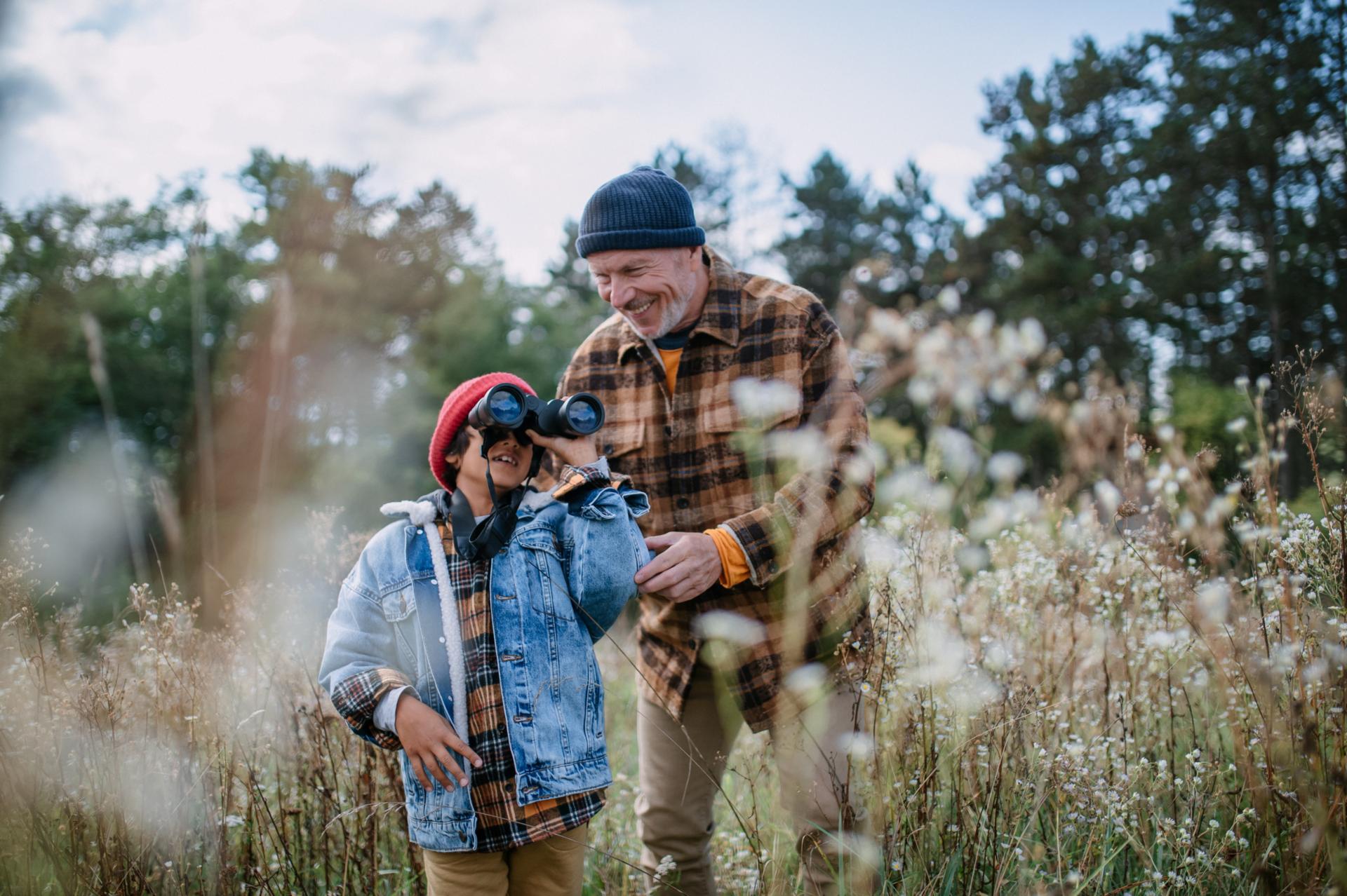 Grand-père et son petit fils en forêt