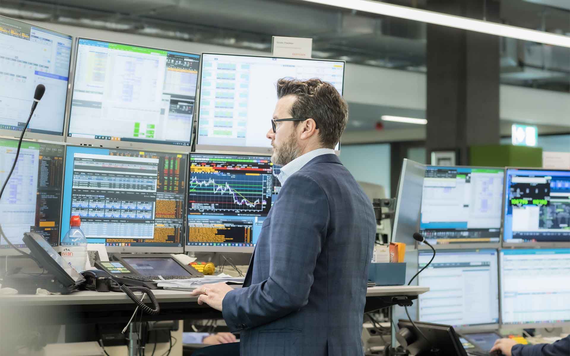 Guido Fiechter, esperto del mercato delle divise di Raiffeisen Svizzera, è sempre alla ricerca del miglior corso delle divise. Effettua compravendite per la clientela aziendale di Raiffeisen.