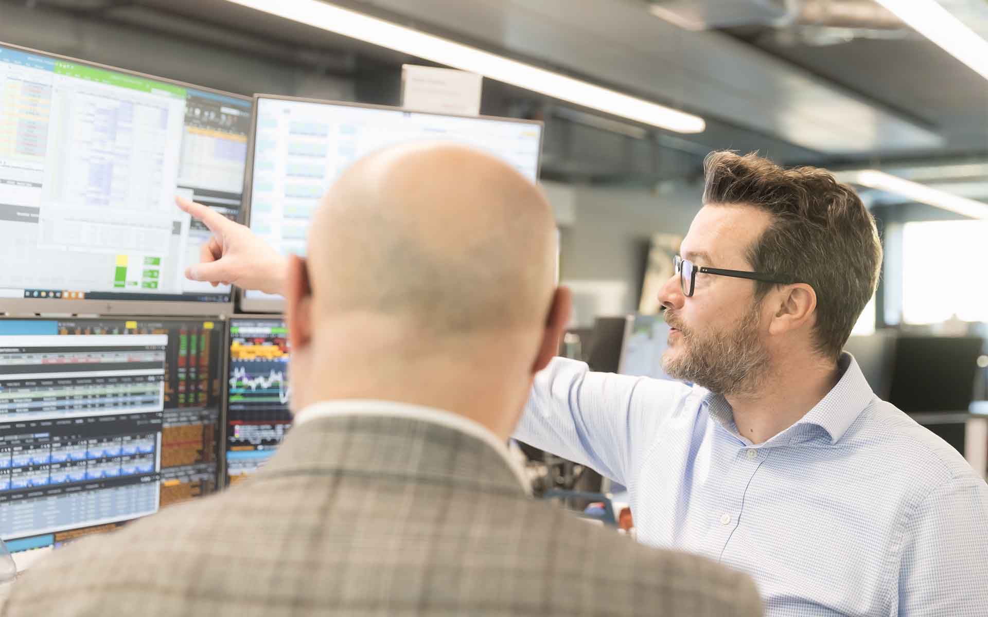 Per il suo lavoro, a Fiechter sono richieste buone capacità multitasking: dalla mattina presto fino a tarda sera, osserva i mercati e allo stesso tempo risponde alle domande degli altri servizi e delle Banche Raiffeisen.