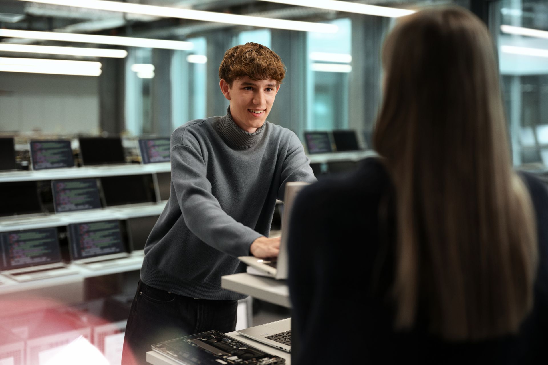 Wir rekrutieren ab 1. August für das nächste Jahr (ca. 12 Monate vor Ausbildungsstart). Bitte reiche deine vollständigen Bewerbungsunterlagen als PDF der zuständigen Nachwuchsverantwortlichen ein. 