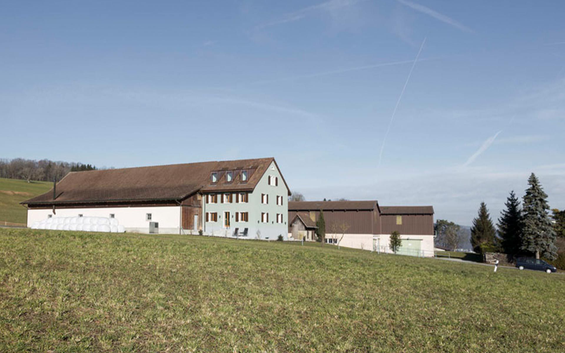 Projet Höckler: la maison d’habitation de 150 ans avec son étable attenante forme un hameau constitué de deux bâtiments commerciaux indépendants plus récents.