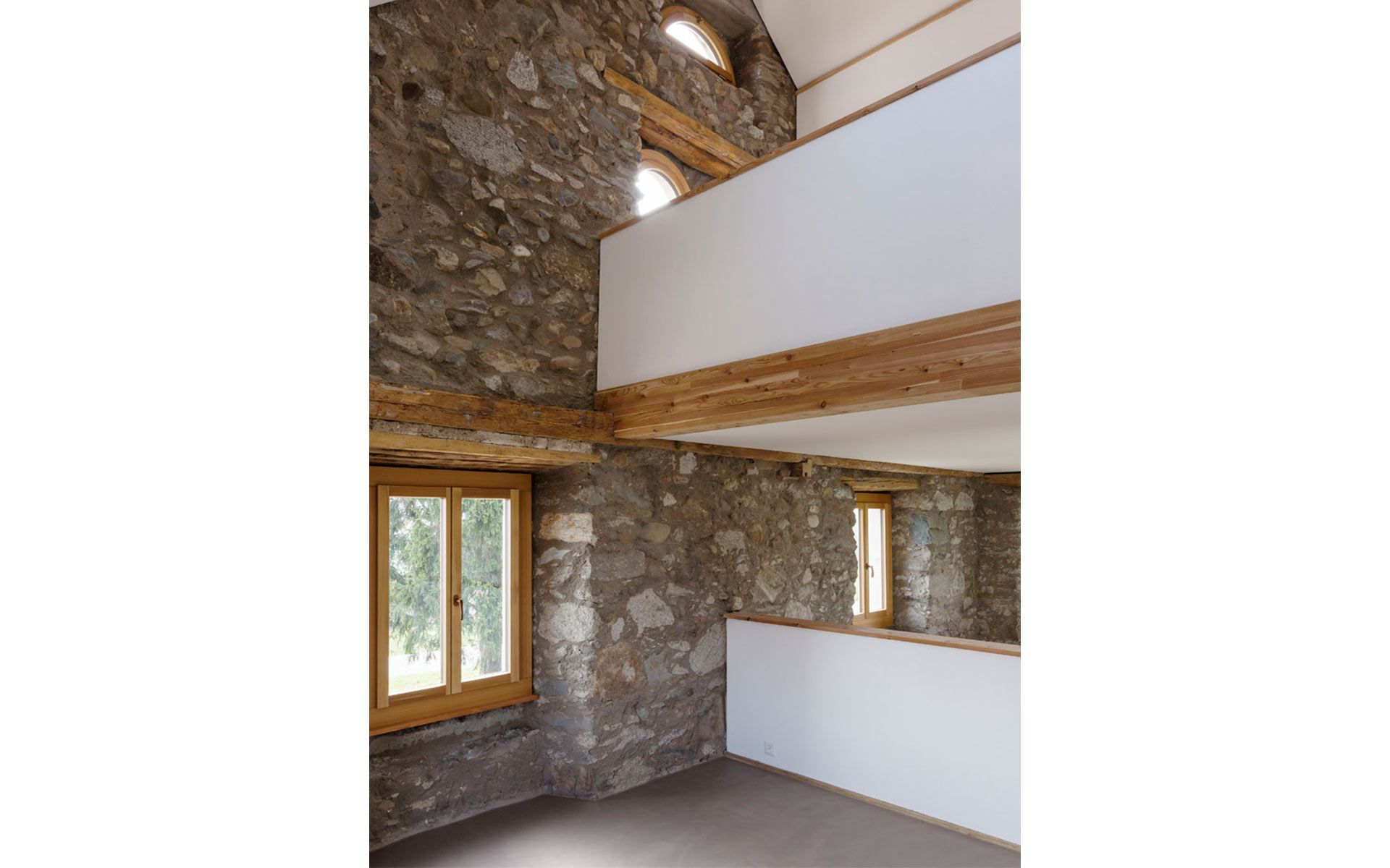Là où, avant la transformation, de petites chambres s’opposaient aux exigences d’habitation actuelles, une structure arborescente forme aujourd’hui une figure d’habitation ouverte et généreuse. Pour ce faire, le bâtiment a été entièrement vidé de sa substance.