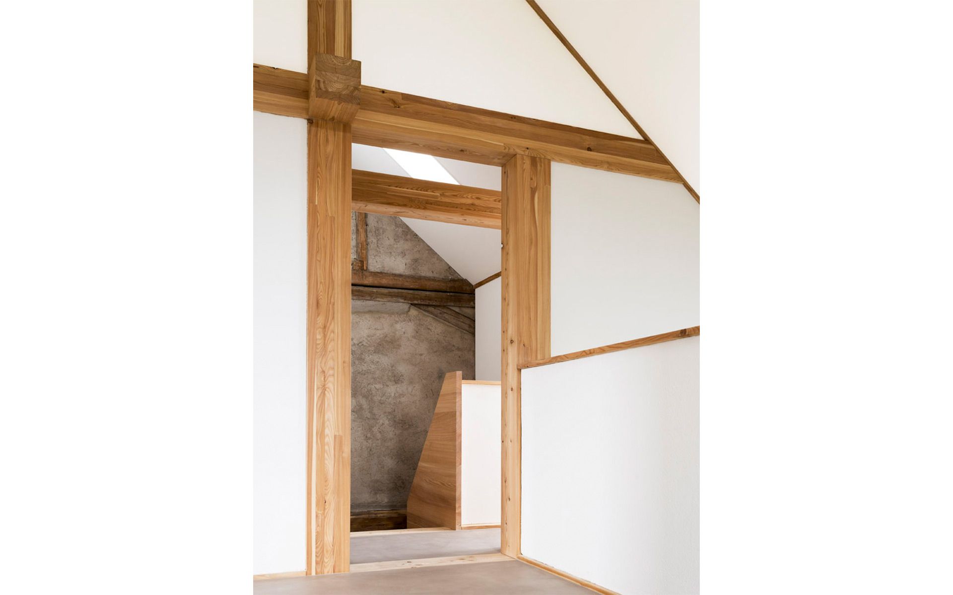 Les nouveaux sols, plafonds et murs sont de simples rectangles qui présentent peu de structure et contrastent ainsi avec le mur de moellons vifs.
