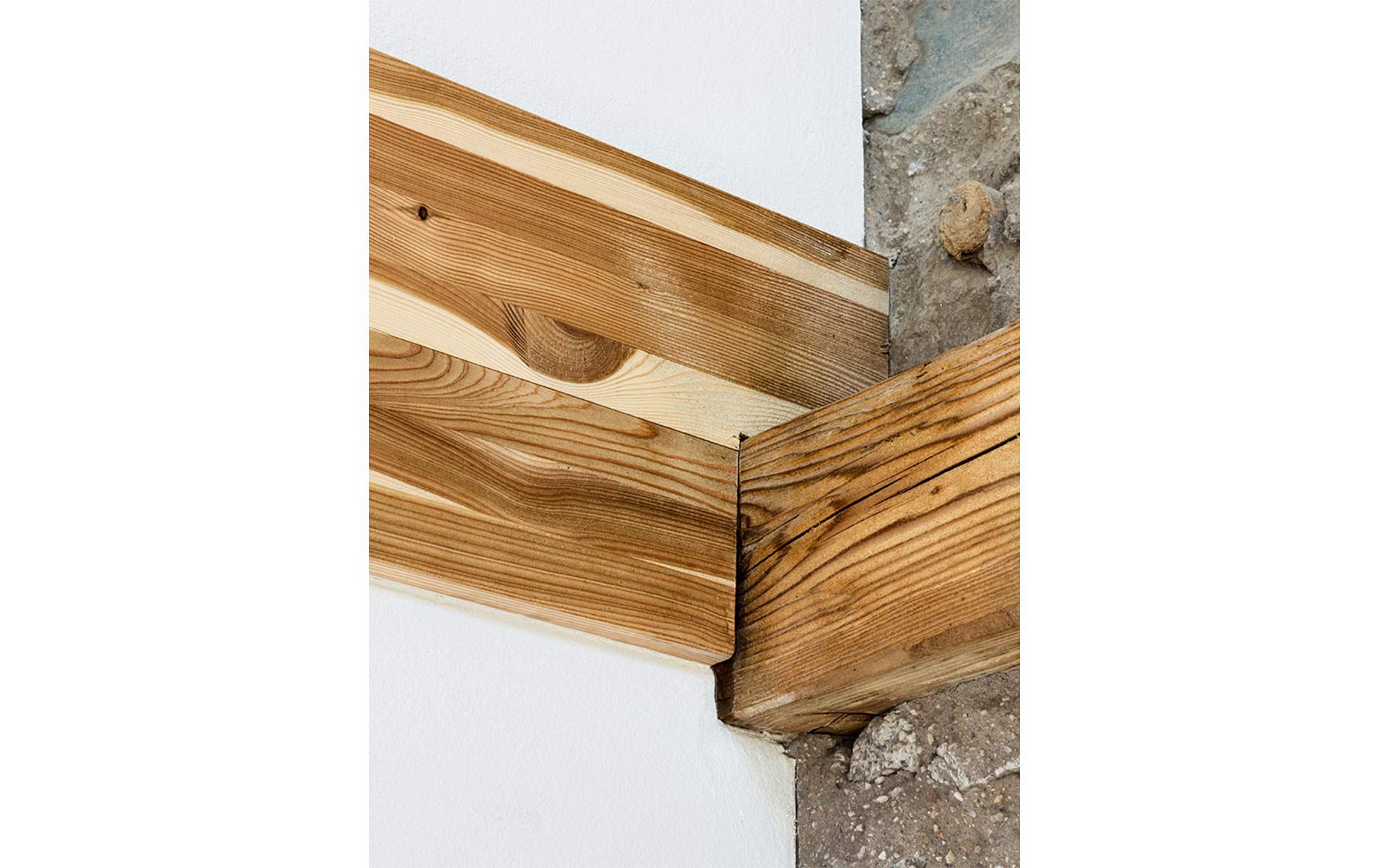 La structure, composée de poteaux porteurs et de poutres, repose sur les retraits des anciens murs extérieurs.
