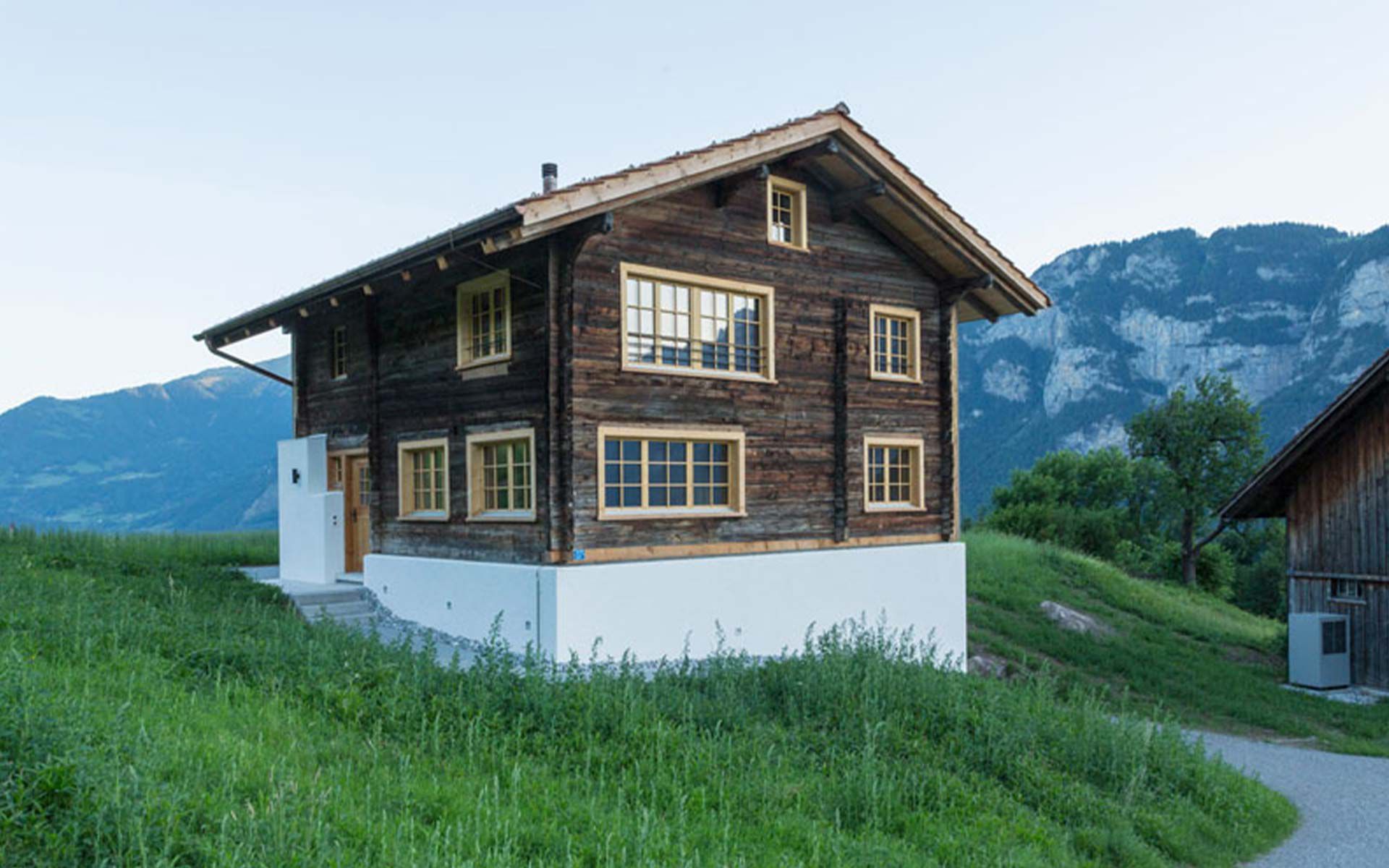 Dans le cas de la maison Schöfzig, les points forts de l’ancien bâtiment l’emportent, si bien que la première idée de remplacer le bâtiment par une nouvelle construction a rapidement été écartée.