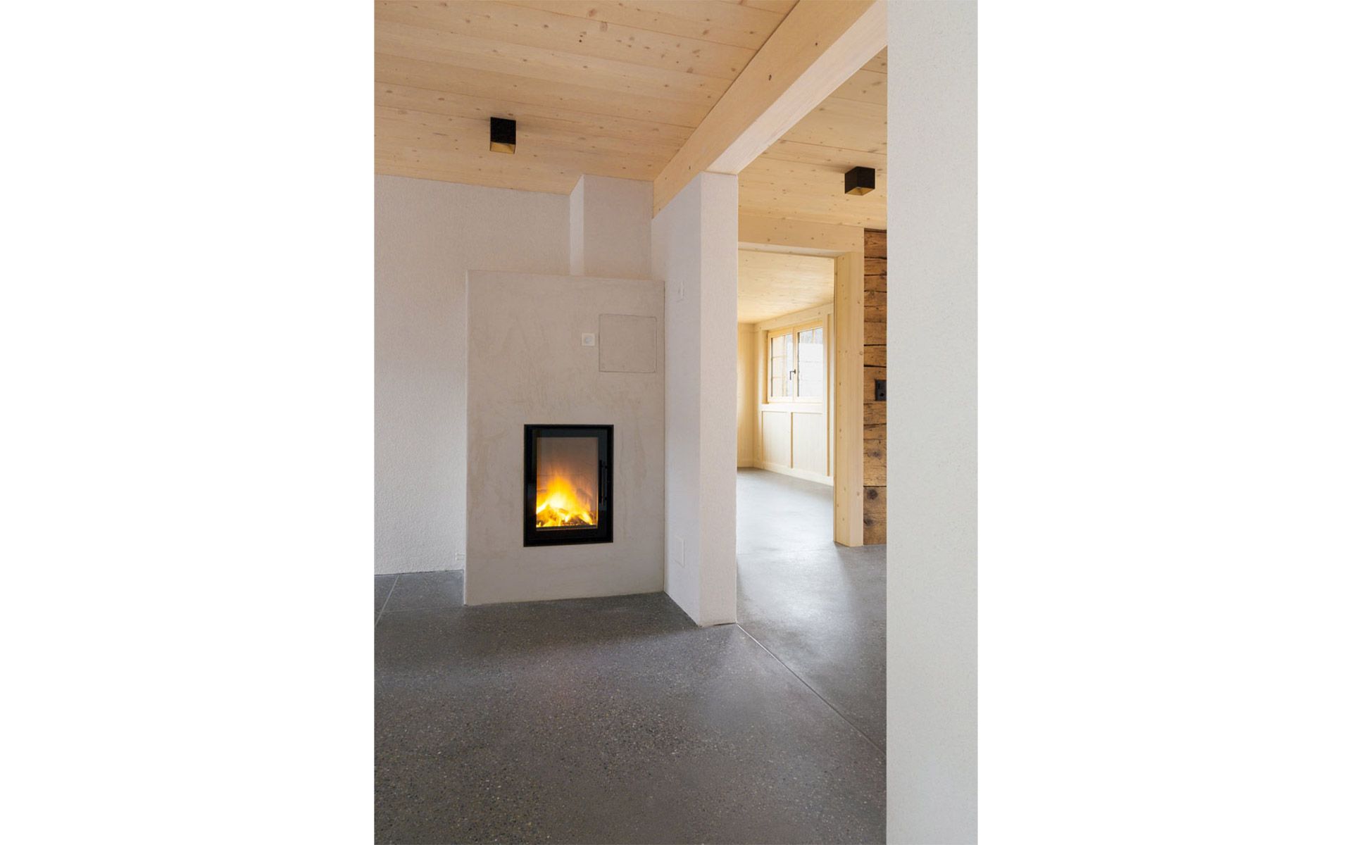 L’ancien et le nouveau bâtiment semblent se fondre l’un dans l’autre. Cette impression est également renforcée par le revêtement de sol continu en béton dur poncé.
