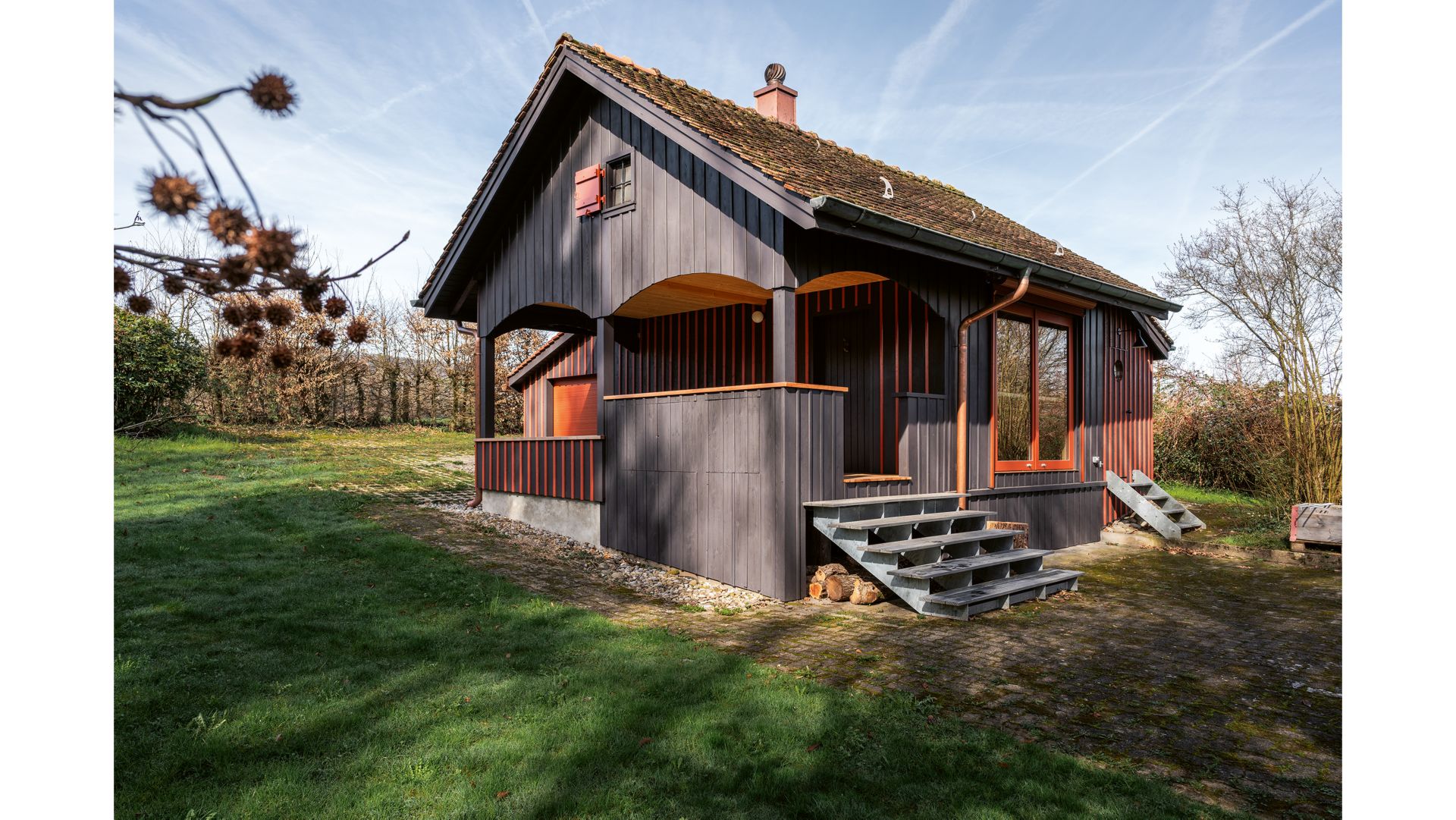 Neue, breite Stufen führen zur Veranda und laden zum Verweilen ein. Foto: Roland Tännler