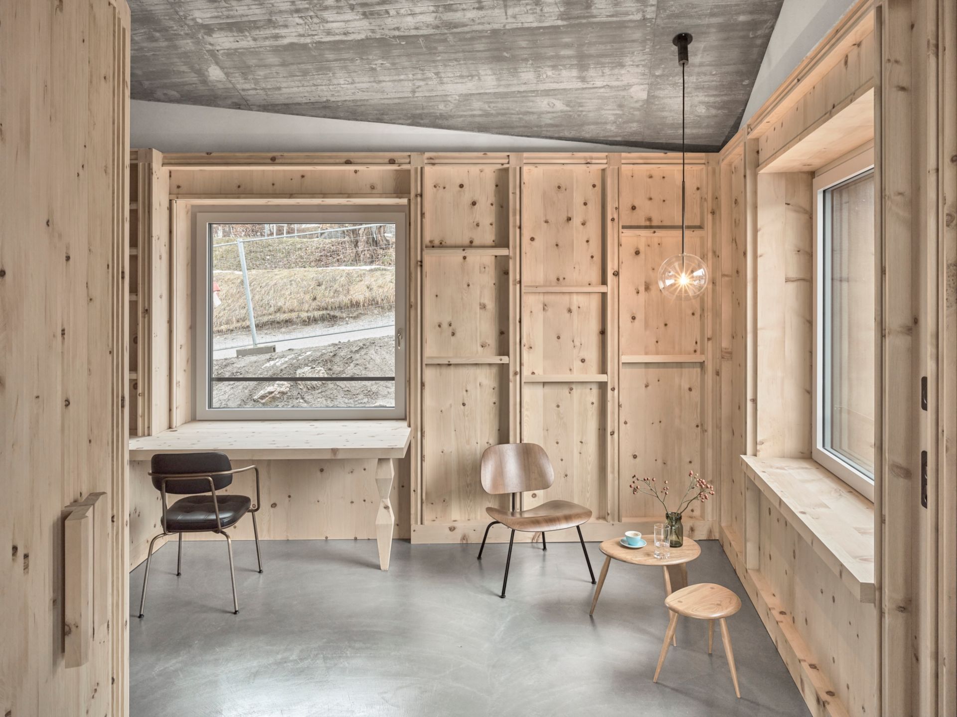 La bibliothèque en bois d’arolle se veut le pendant contemporain du salon paysan traditionnel.