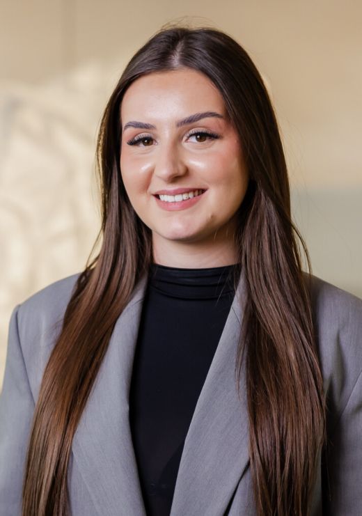 Leona Velekinca - Responsable données de base