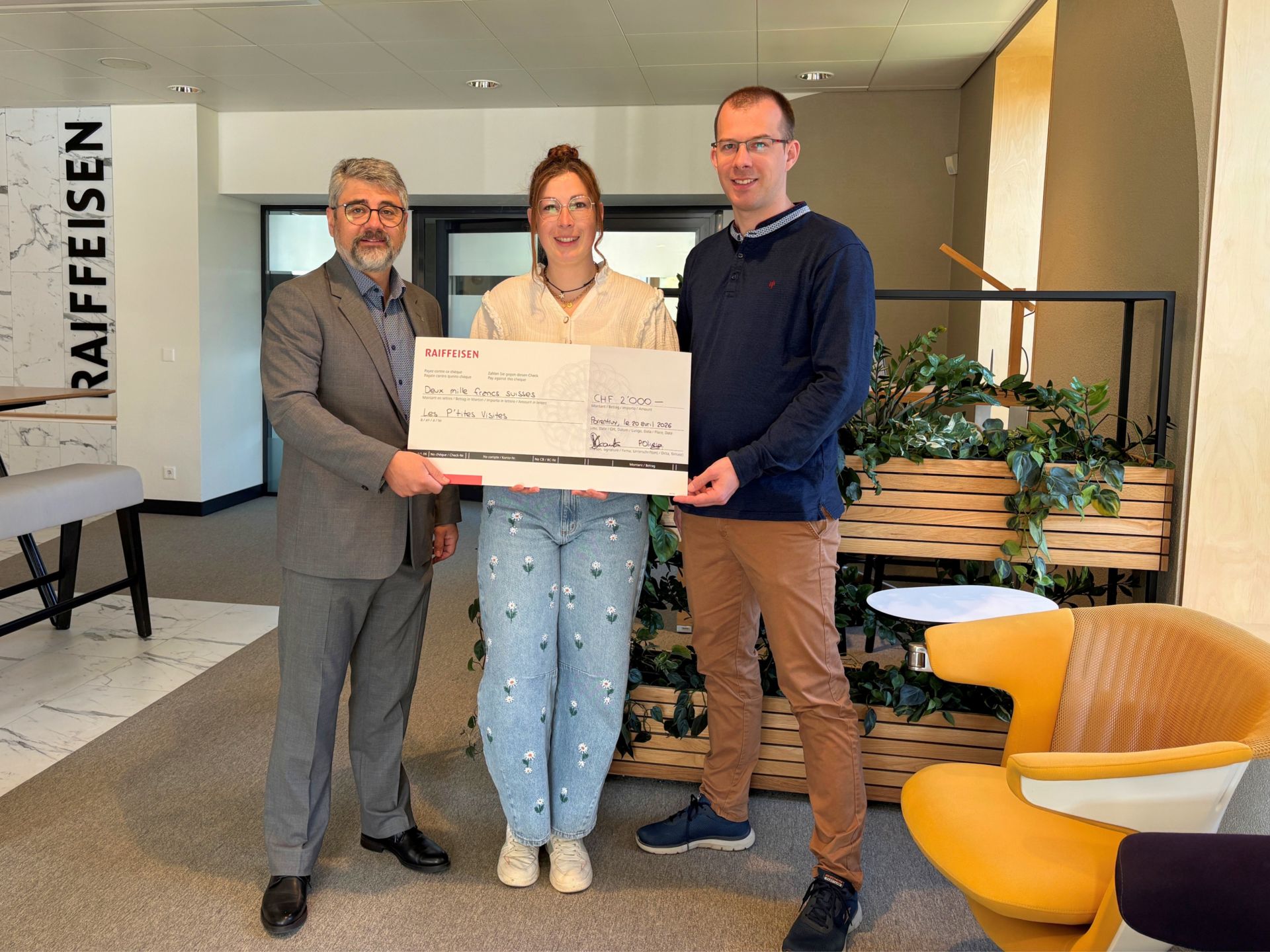 remise symbolique du chèque à l'association Les P'tites Visites