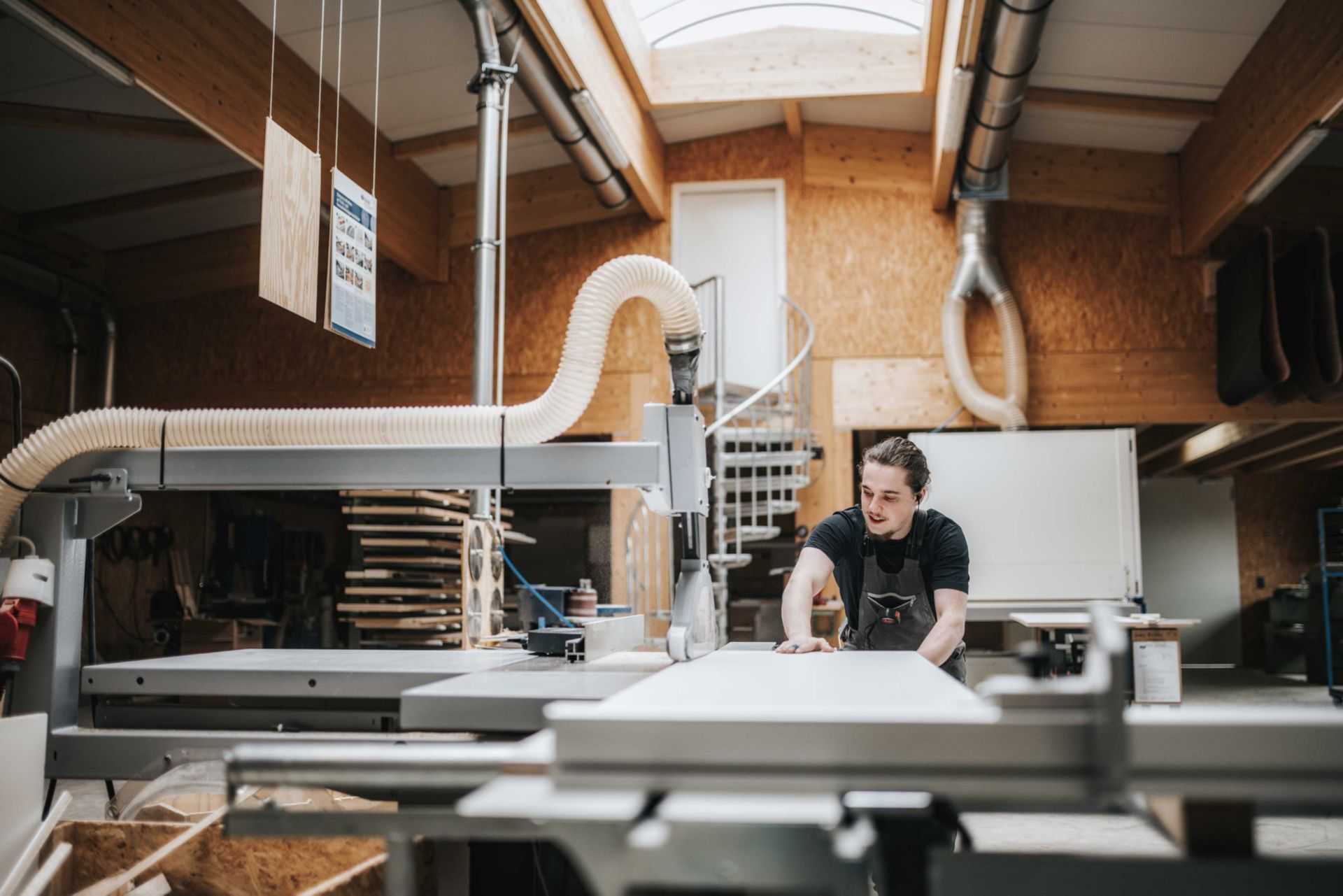 Mann bei der Arbeit an einer Maschine