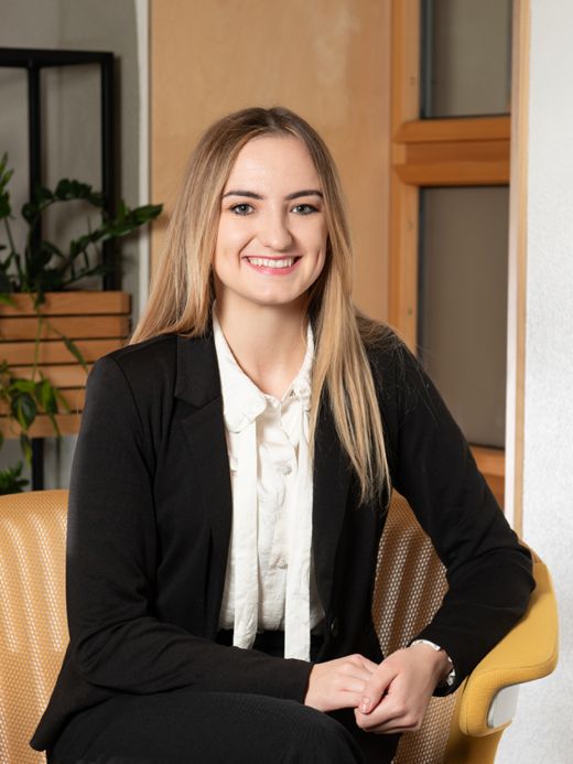 Lola Menetrier - Analyste Front-Office 