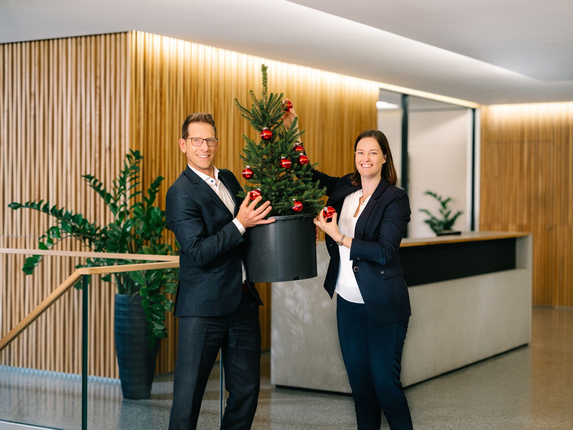 Sujet geschmückter Tannenbaum inkl. zwei Beratende