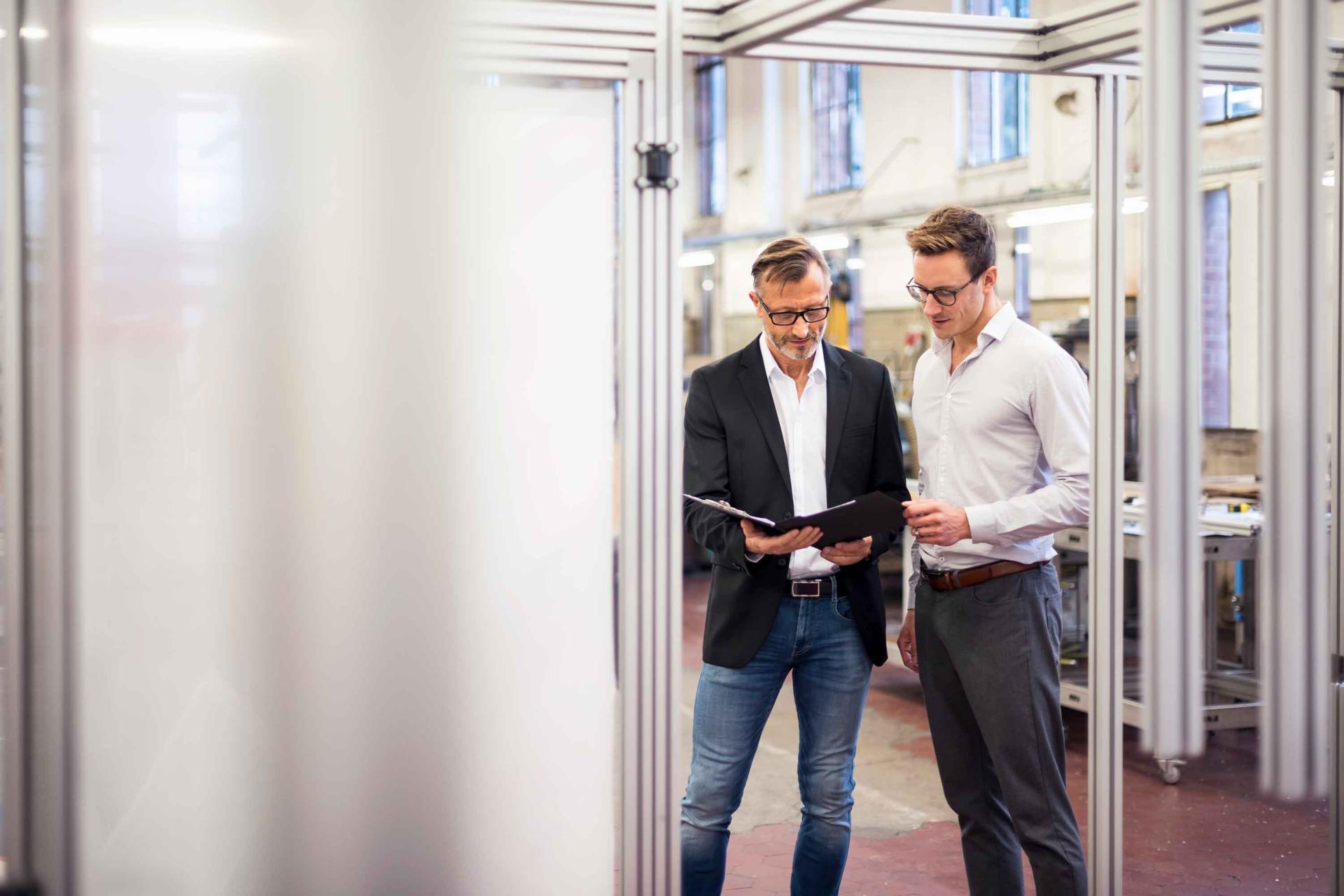 Zwei Männer beim Arbeiten