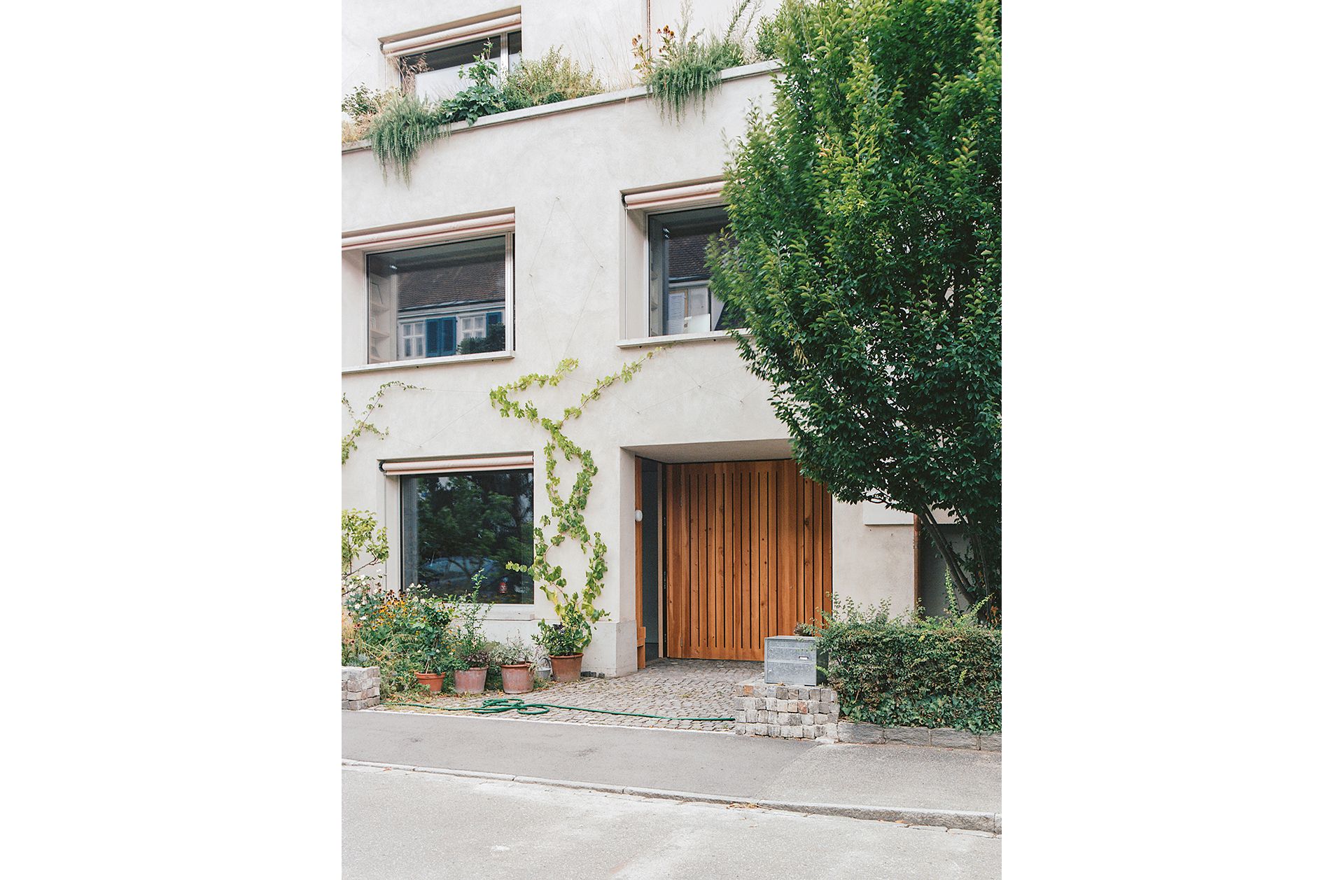 La façade séduit par sa précision et sa sobriété. Photo: Willem Pab