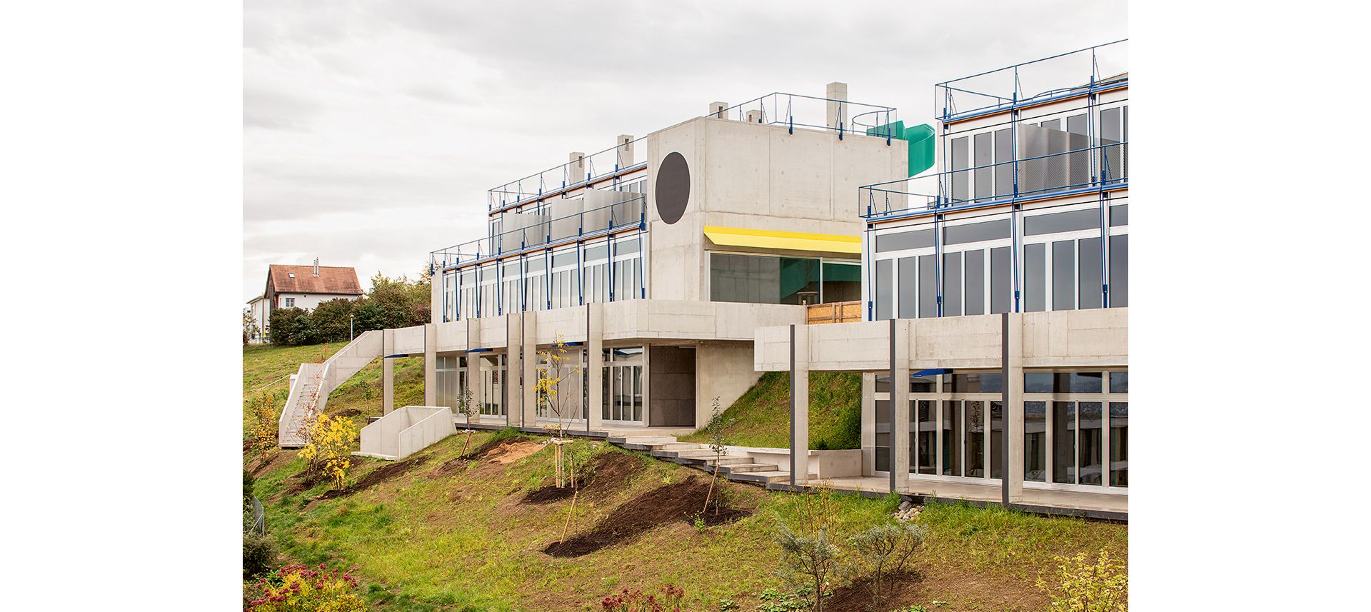 Le niveau du jardin est relié aux terrasses situées au-dessus par deux vastes escaliers latéraux. Photo: Paola Corsini