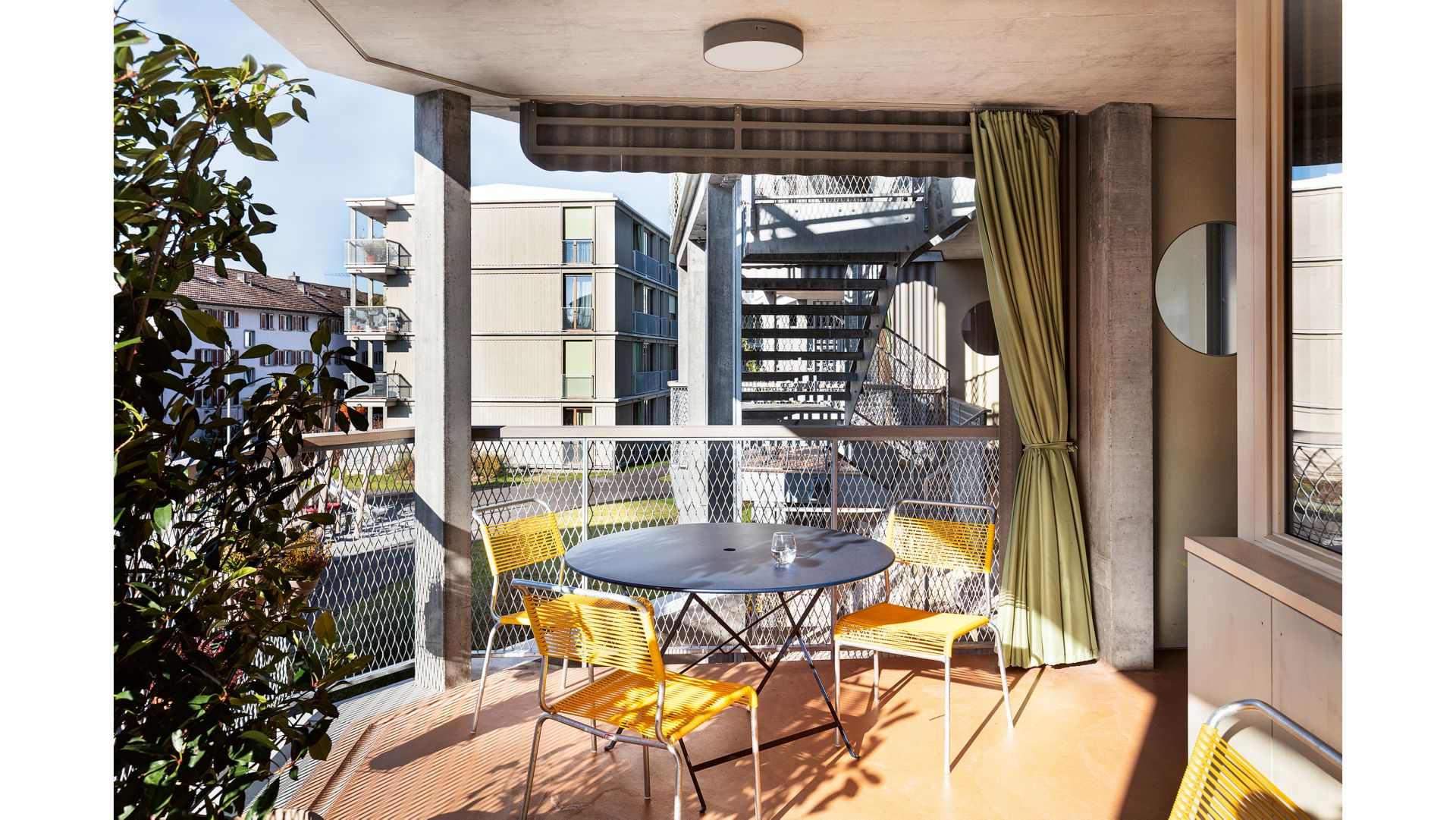 Les balcons typiques du quartier sont réinterprétés pour créer de vastes espaces de vie. Photo: Lucas Peters