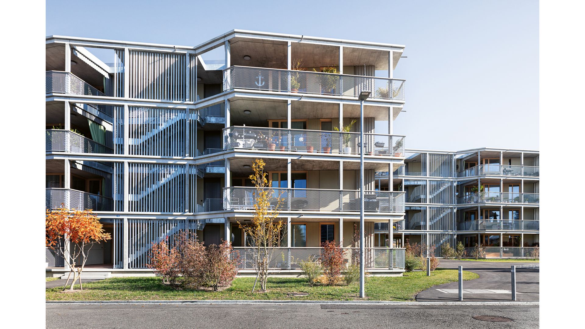 Les lignes légèrement en biais des balcons affinent l’esthétique des façades et des espaces extérieurs. Photo: Lucas Peters