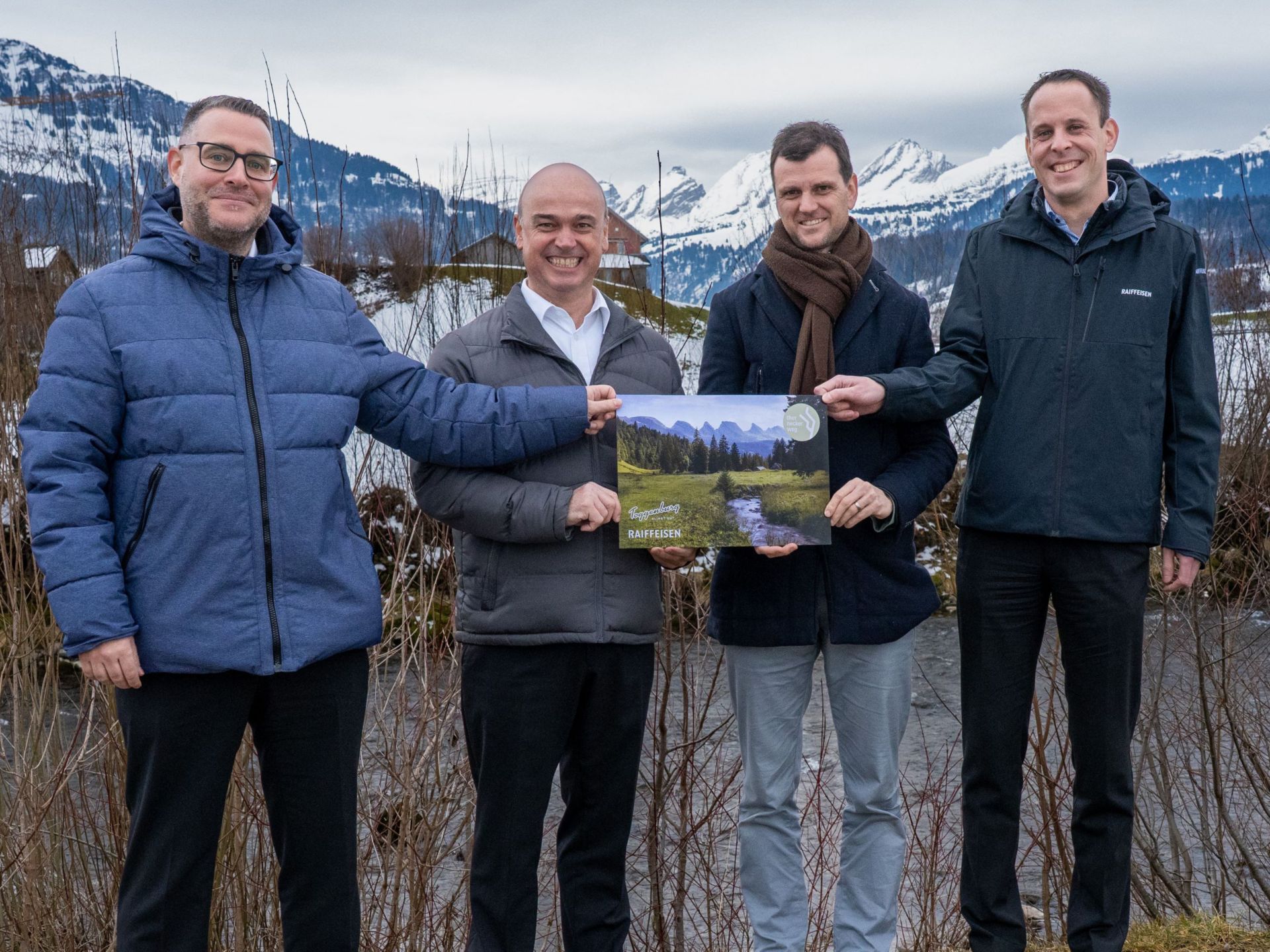 Gemeinsam für mehr Achtsamkeit im Toggenburg; Christian Gressbach (Toggenburg Tourismus; 2.v.r) mit den Bankleitern von links; Urs Wohlgensinger, Urban Koller und Thomas Bleiker.