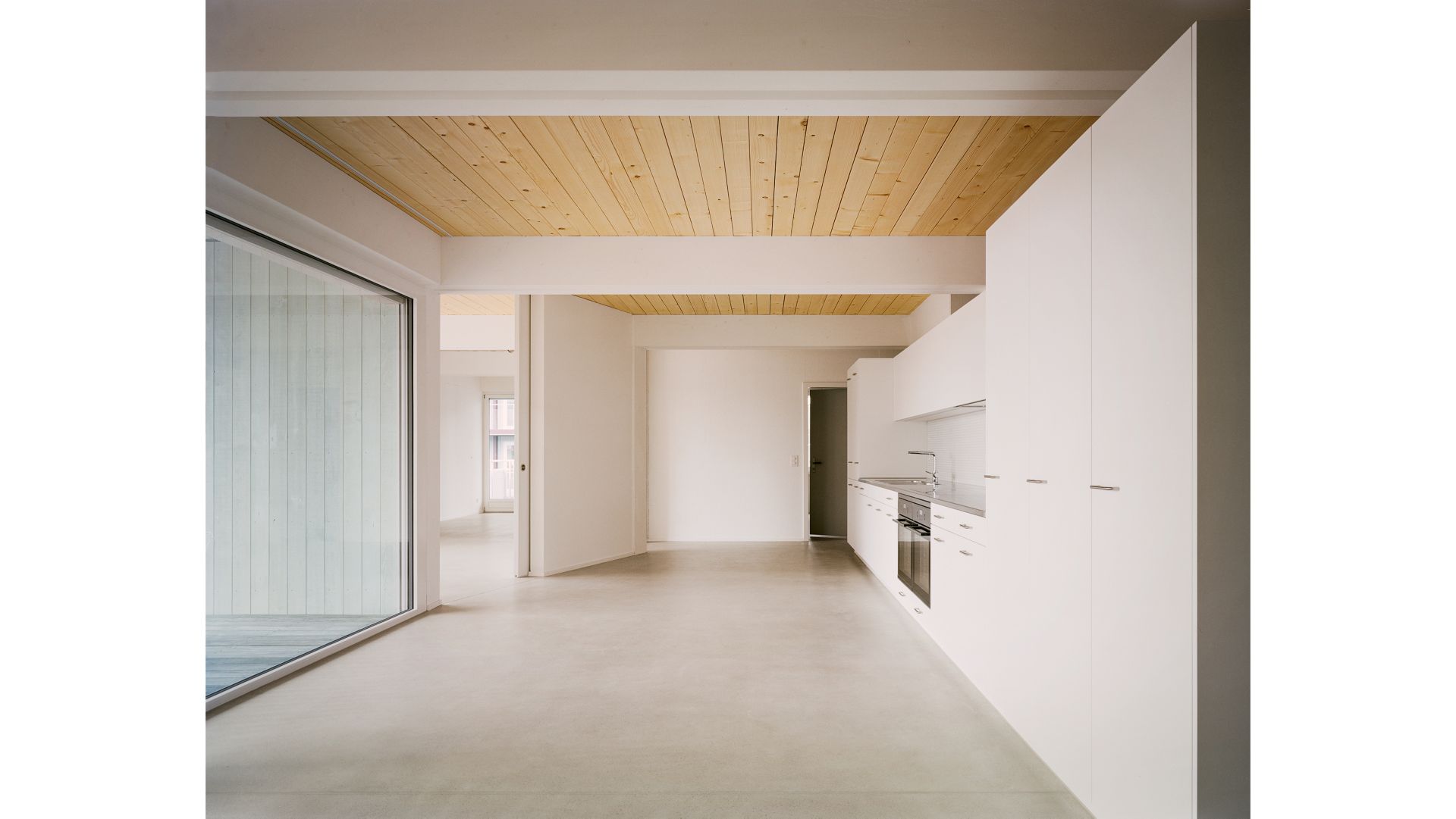 Durch die Öffnung des Grundrisses entstanden sechs 8-Zimmer-Cluster-Wohnungen, die bei Bedarf auch als drei 16-Zimmer-Einheiten genutzt werden können.