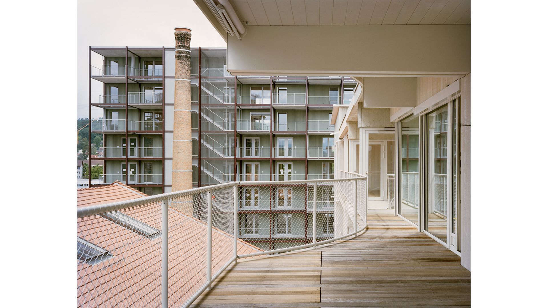 Die Wohneinheiten öffnen sich zu den Quartierplätzen und dem ehemaligen Hobelwerkplatz und der Holzwerkhalle. 