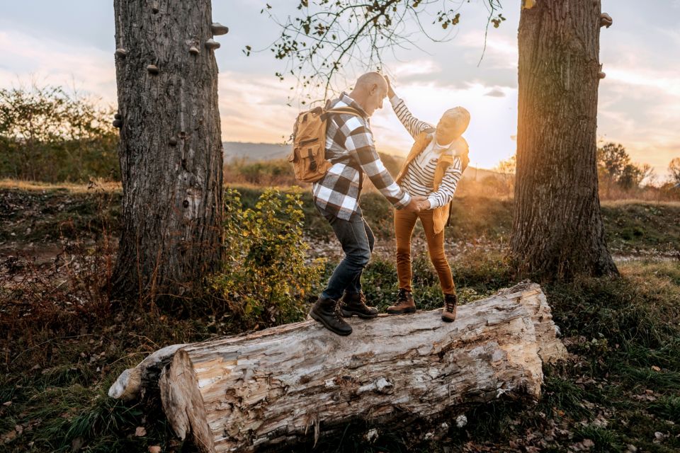 Couple sur un tronc d'arbre