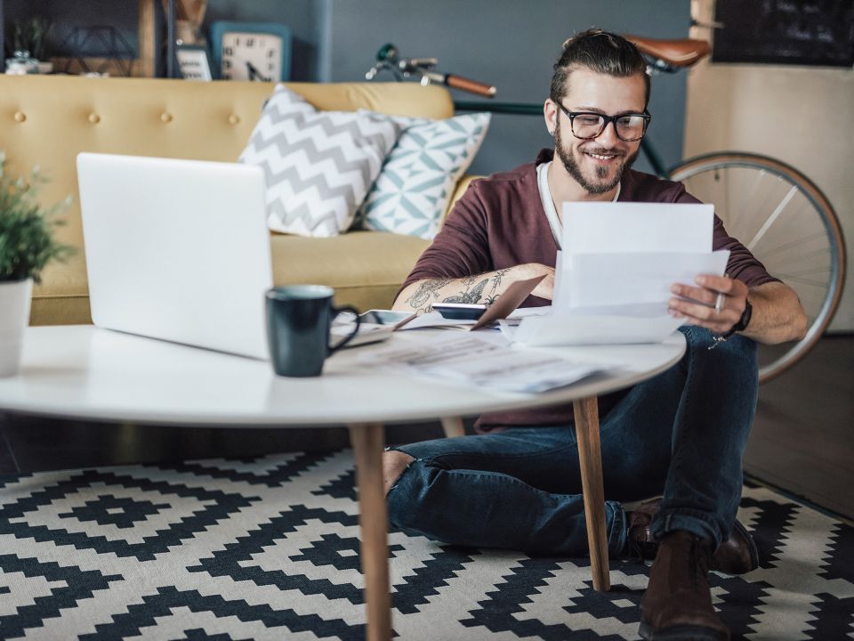 Dame assise à son bureau