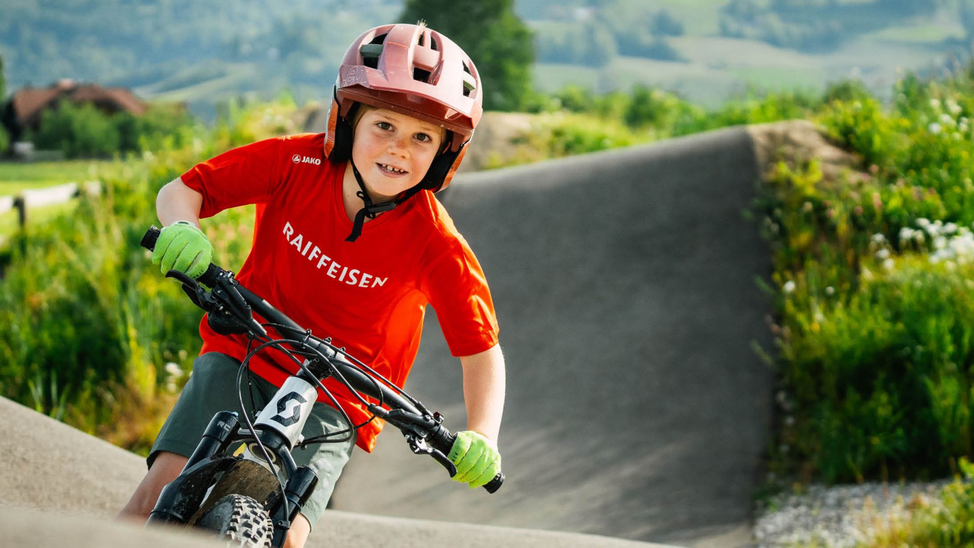 Soutien à la construction du pumptrack: contribution à l’organisation active des loisirs.