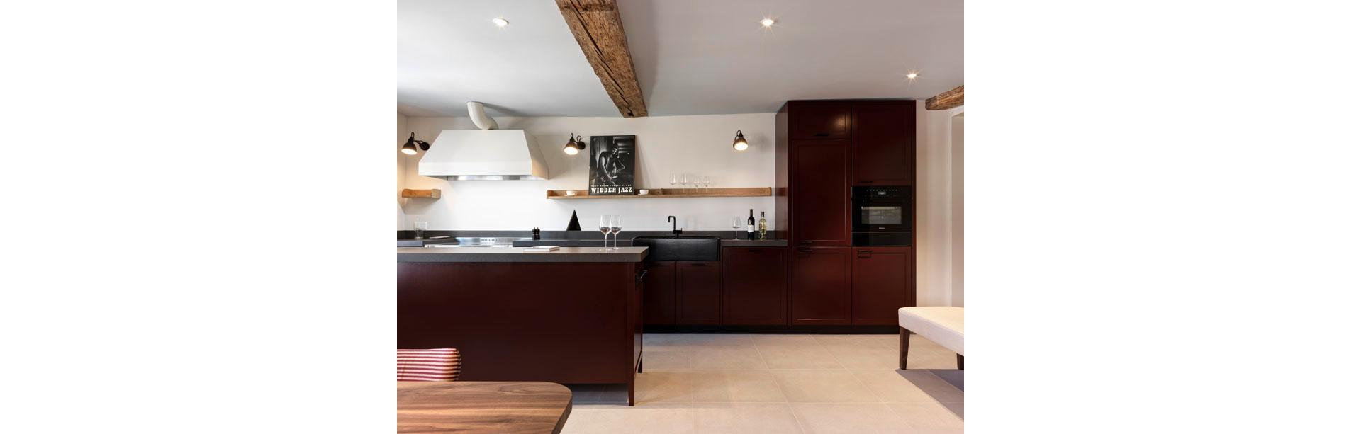 La ristrutturazione delle lussuose residenze dell'Hotel Widder, progettata dallo studio zurighese Grego, ha richiesto una maestria e una precisione di altissimo livello a causa della struttura dell'edificio sotto tutela del patrimonio storico. Nonostante il pavimento inclinato e i soffitti curvi, durante l'installazione della cucina la falegnameria R+S ha realizzato un'opera d'arte ricca di carattere. Foto: R+S Schreinerei